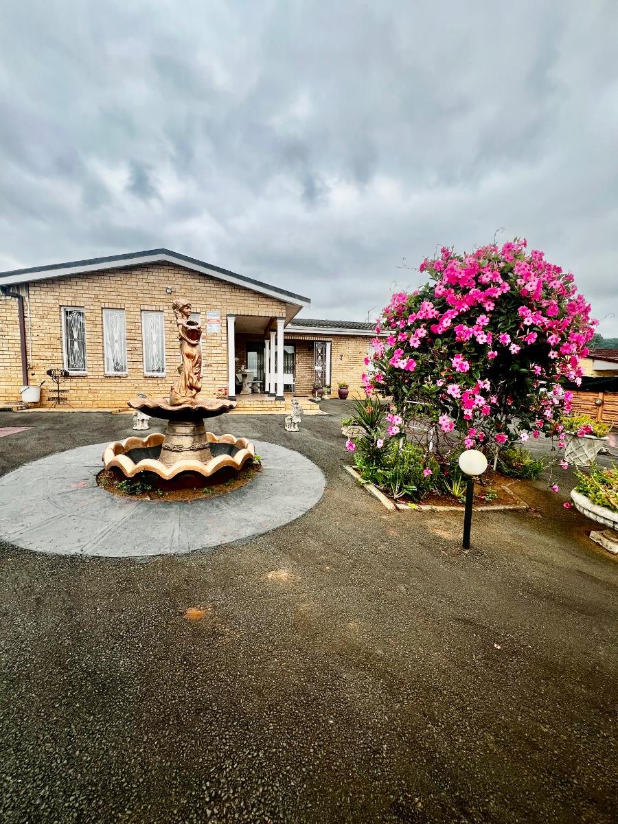 Well-Maintained 3 bedroom home with 2 bedroom flatlet and secure yard