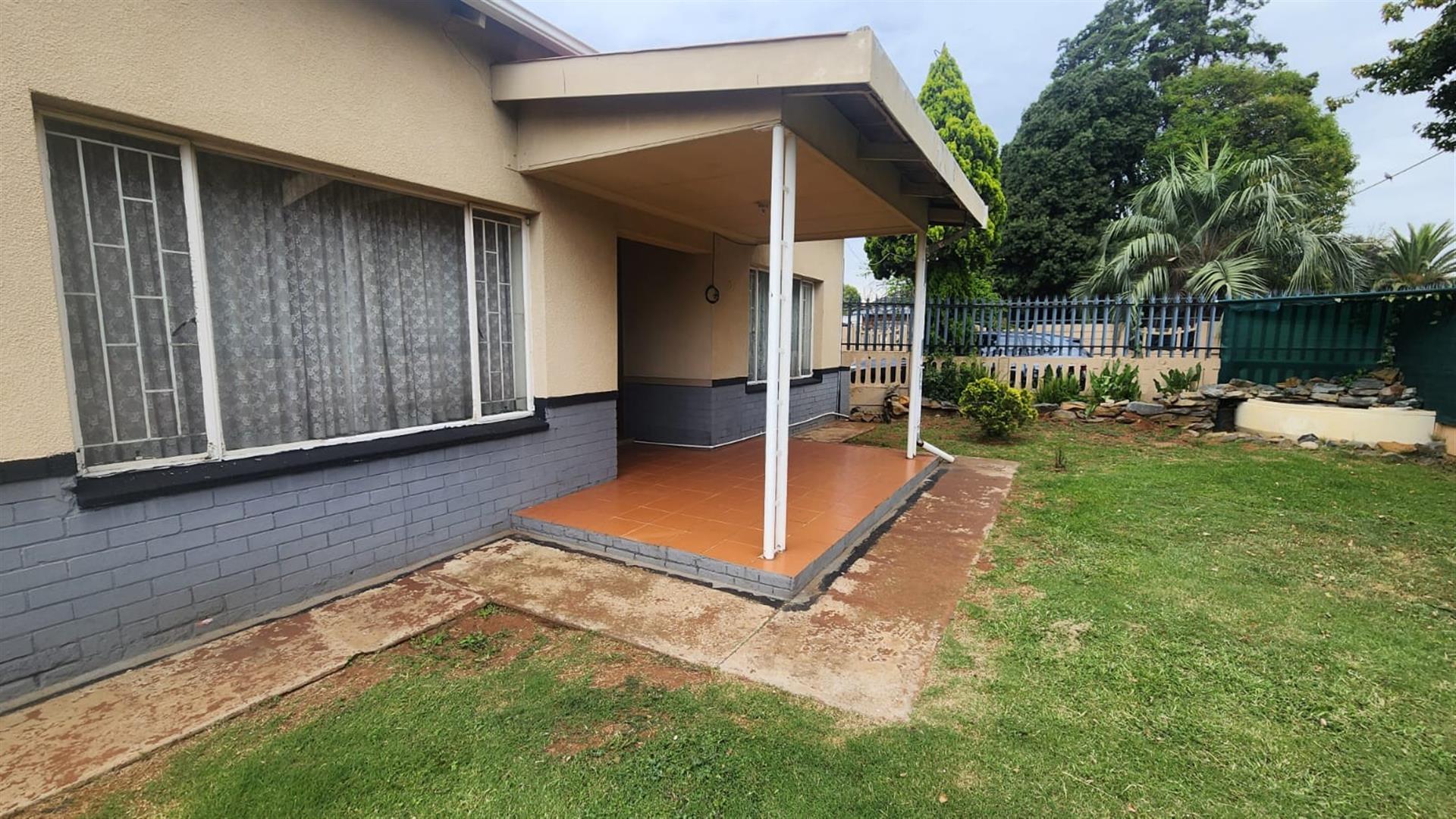 Exceptional Investment Opportunity - Spacious Family Home with Two Income-Generating Flats