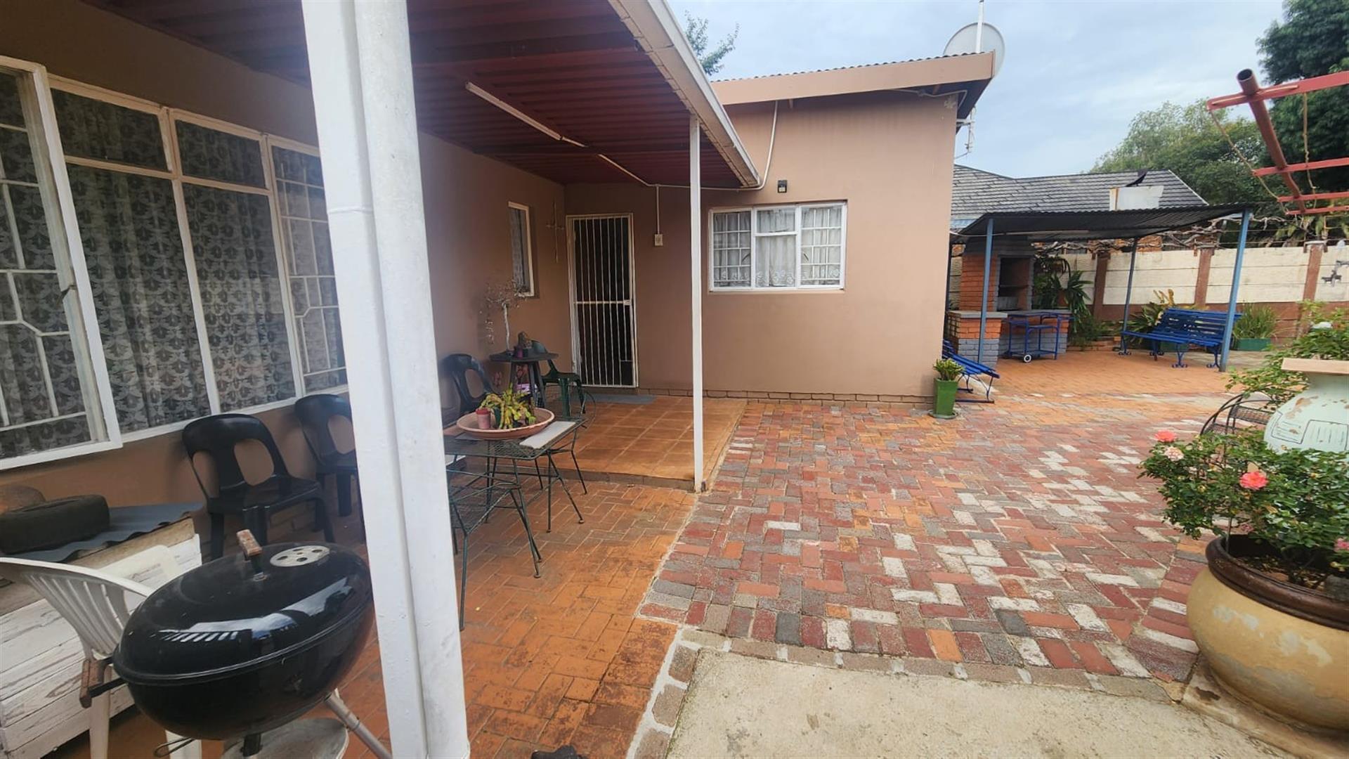 Exceptional Investment Opportunity - Spacious Family Home with Two Income-Generating Flats