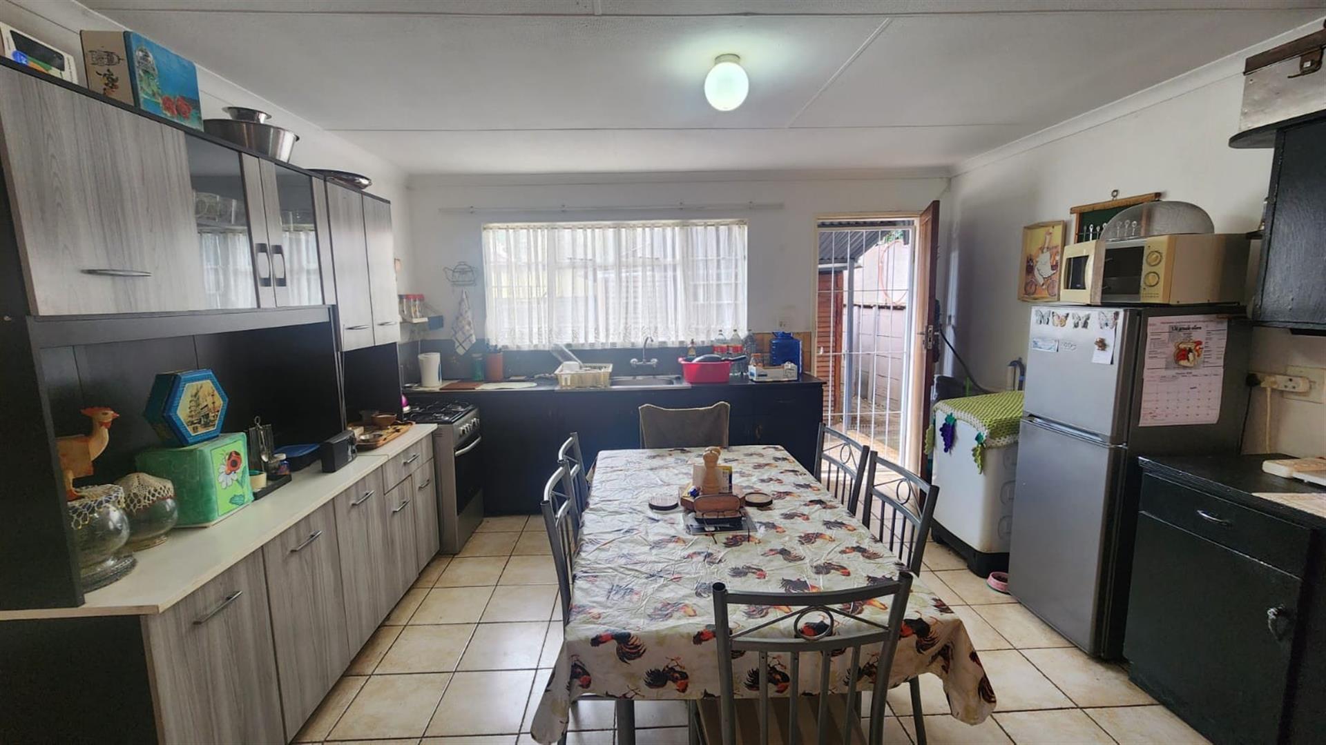 Exceptional Investment Opportunity - Spacious Family Home with Two Income-Generating Flats