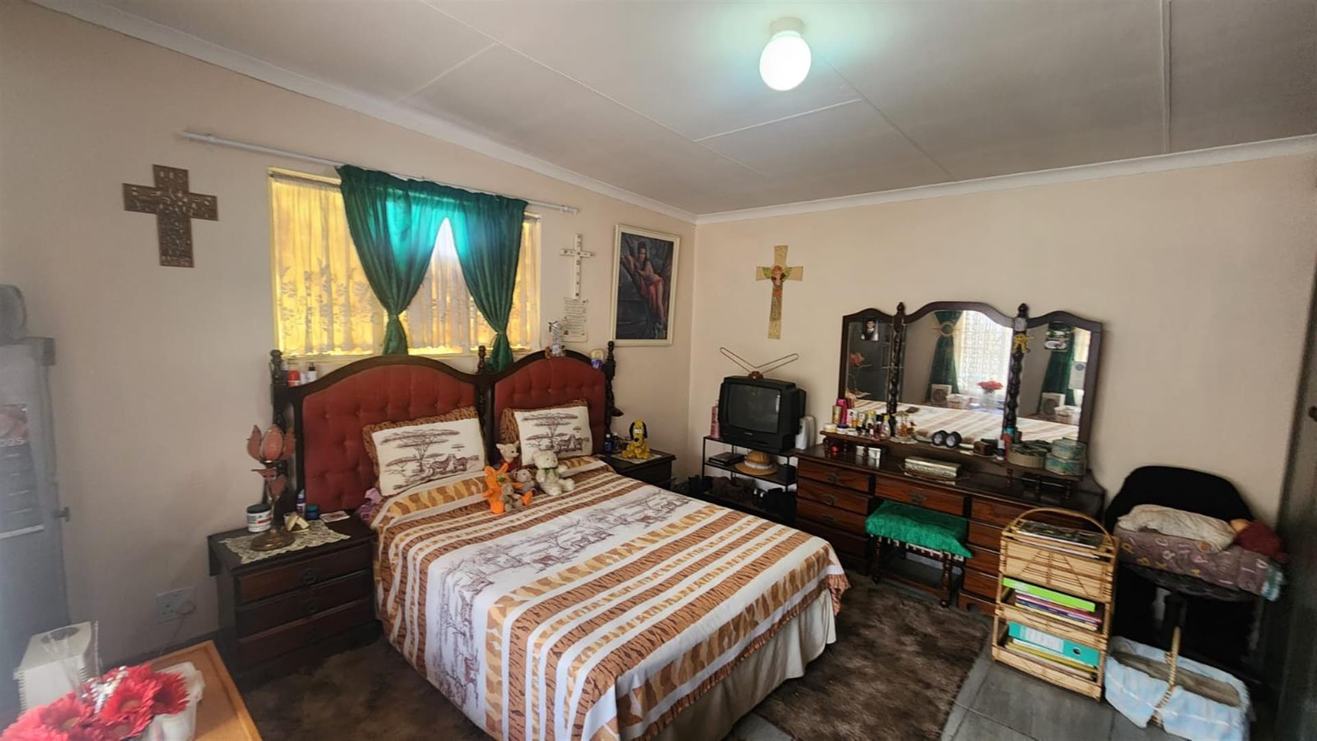 Exceptional Investment Opportunity - Spacious Family Home with Two Income-Generating Flats