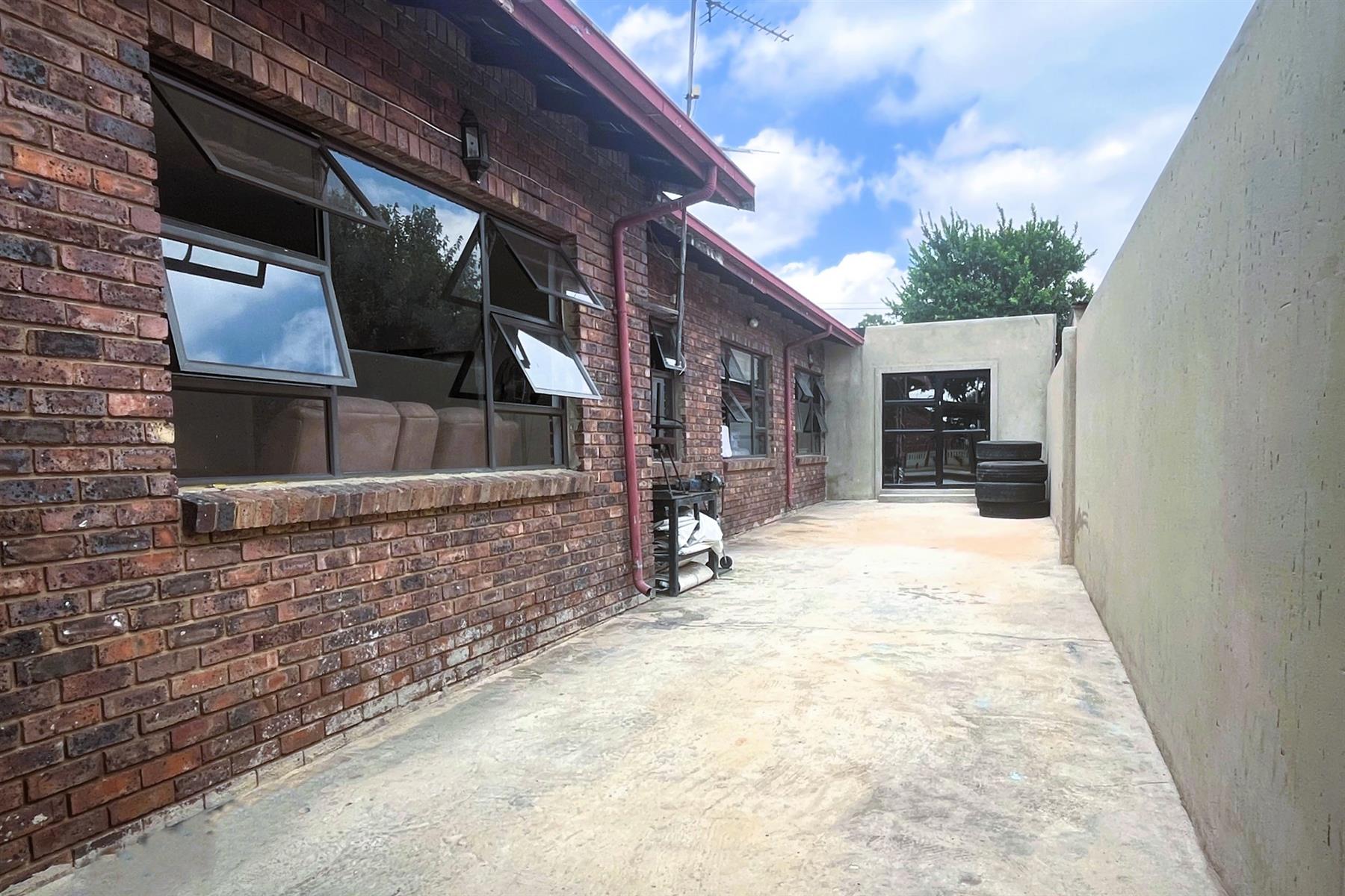 Modern 5 Bedroom Family Home with a flatlet in Elandspark!