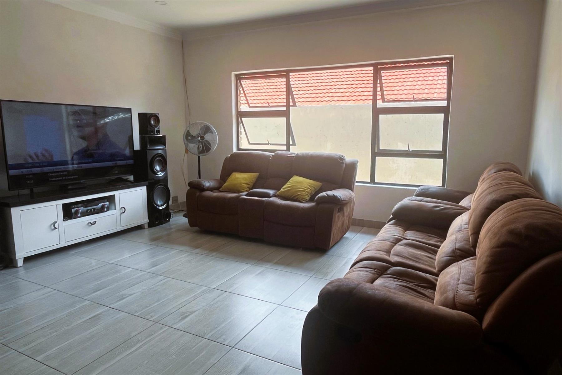 Modern 5 Bedroom Family Home with a flatlet in Elandspark!