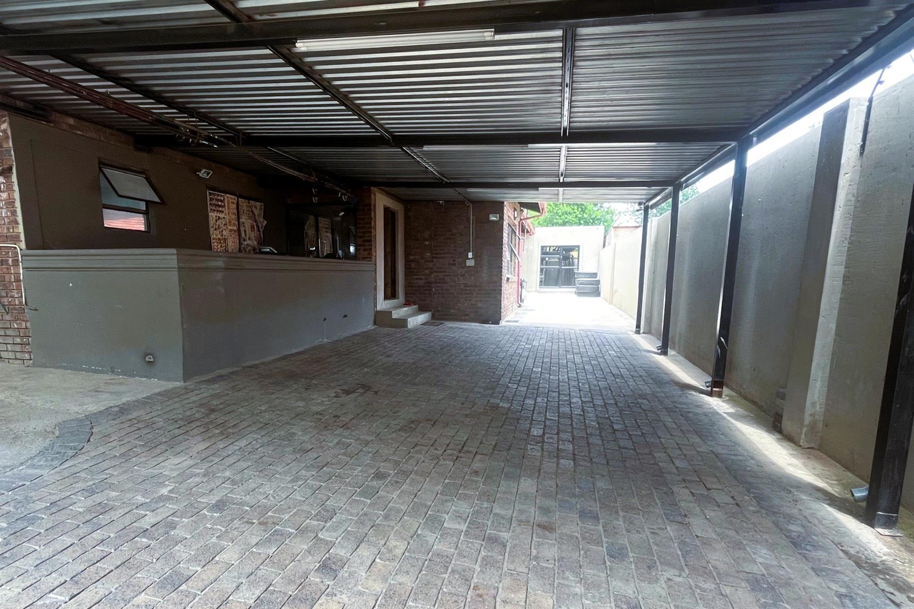 Modern 5 Bedroom Family Home with a flatlet in Elandspark!