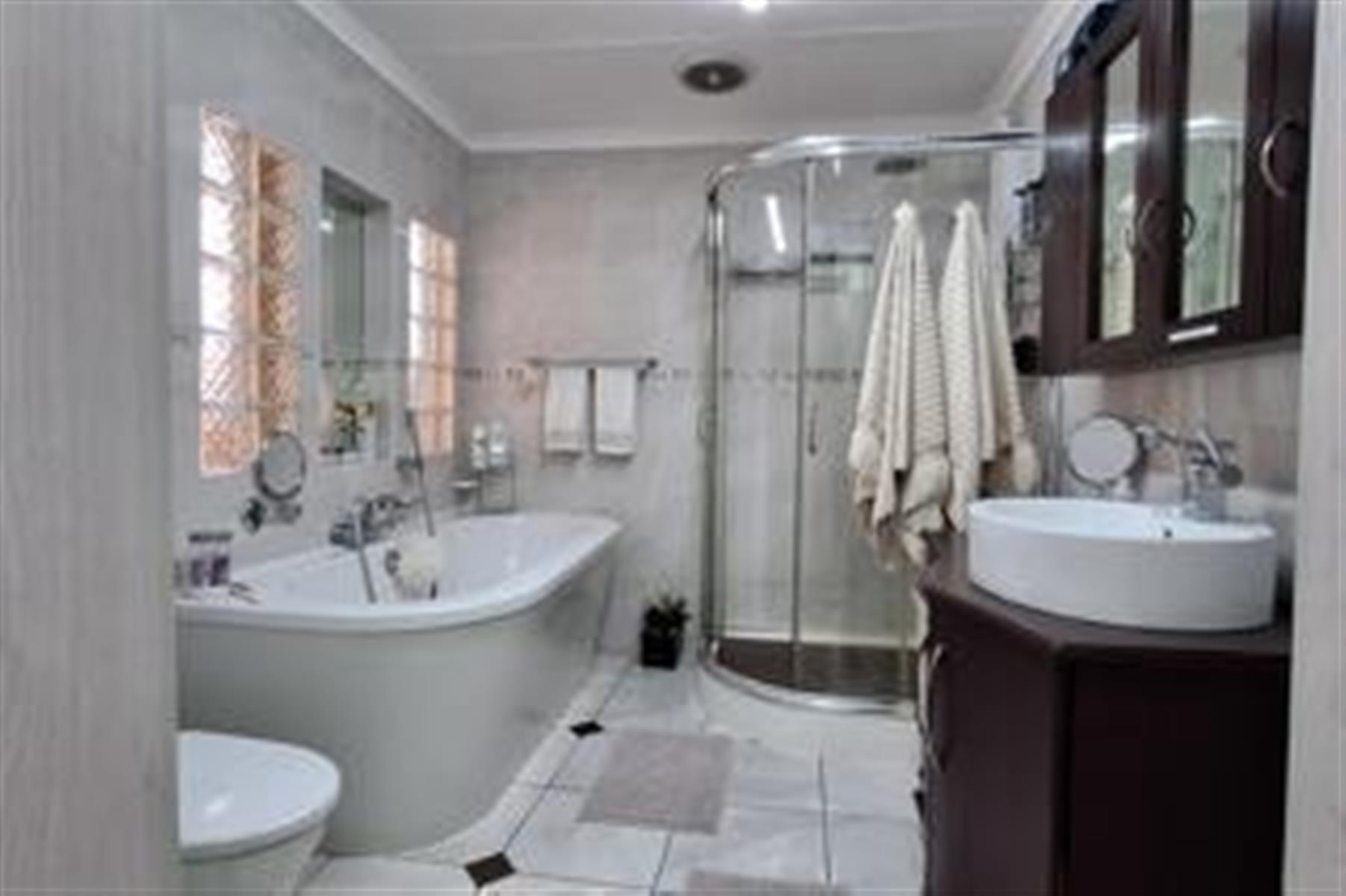 Prestigious 4-Bedroom Home with Exceptional Entertainment - Secunda