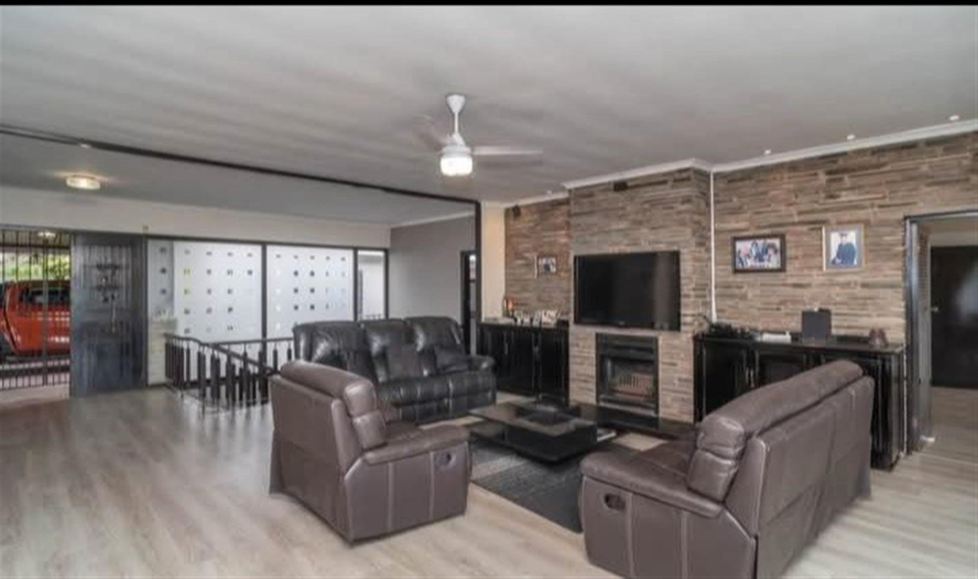 Spacious,stunning 6 Bed 6 Bath house in the heart of Beverley hills drive in westville durban