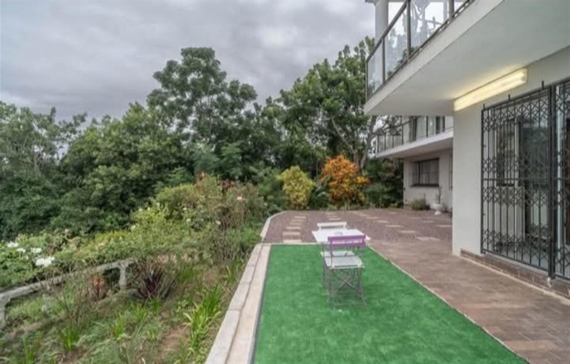 Spacious,stunning 6 Bed 6 Bath house in the heart of Beverley hills drive in westville durban