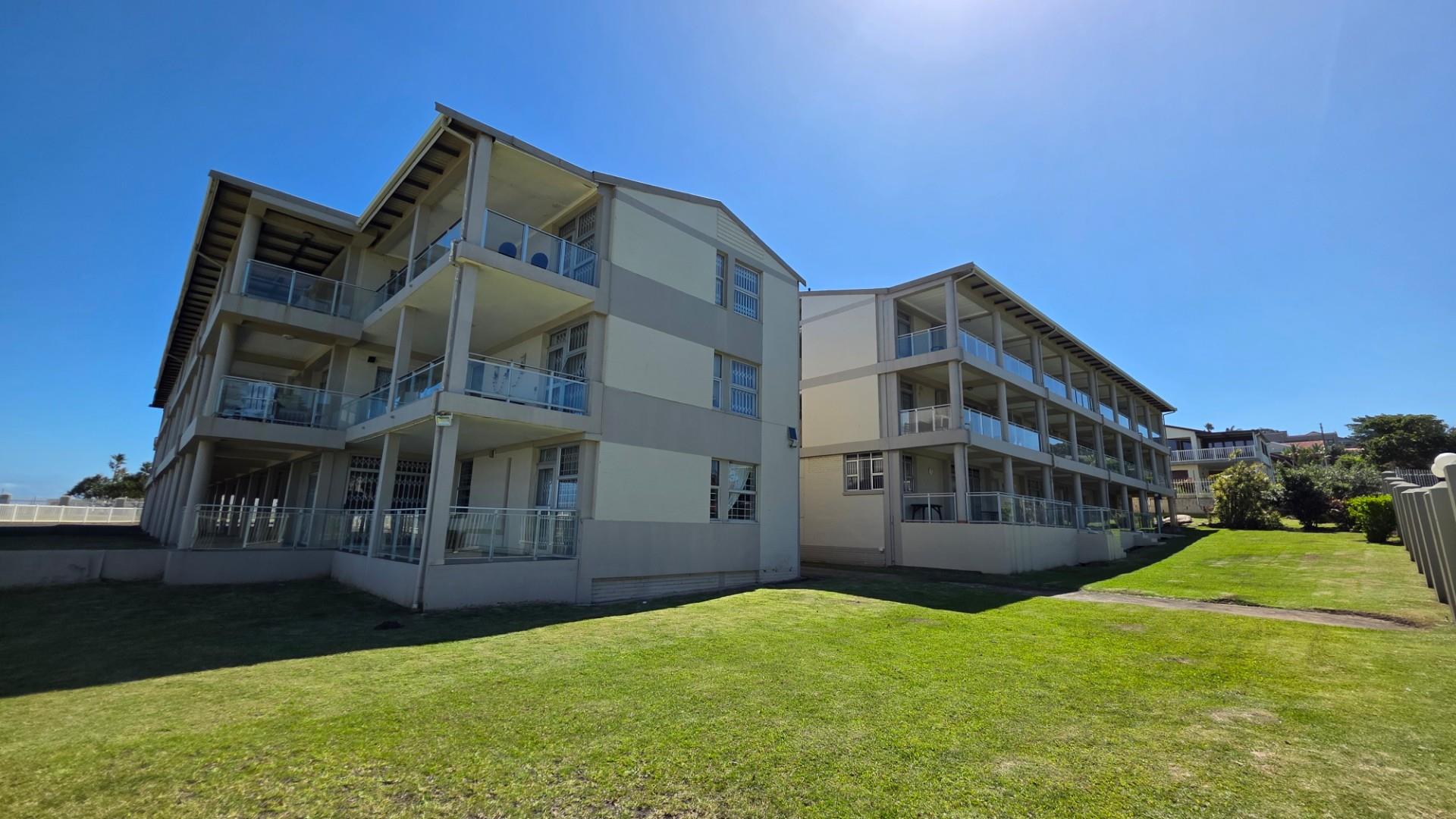 Beautiful fully furnished Beachfront Apartment on the Beachfront in Uvongo Beach