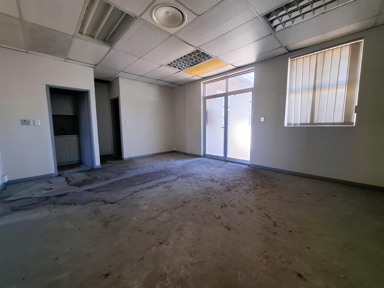Office To Let in Montague Gardens