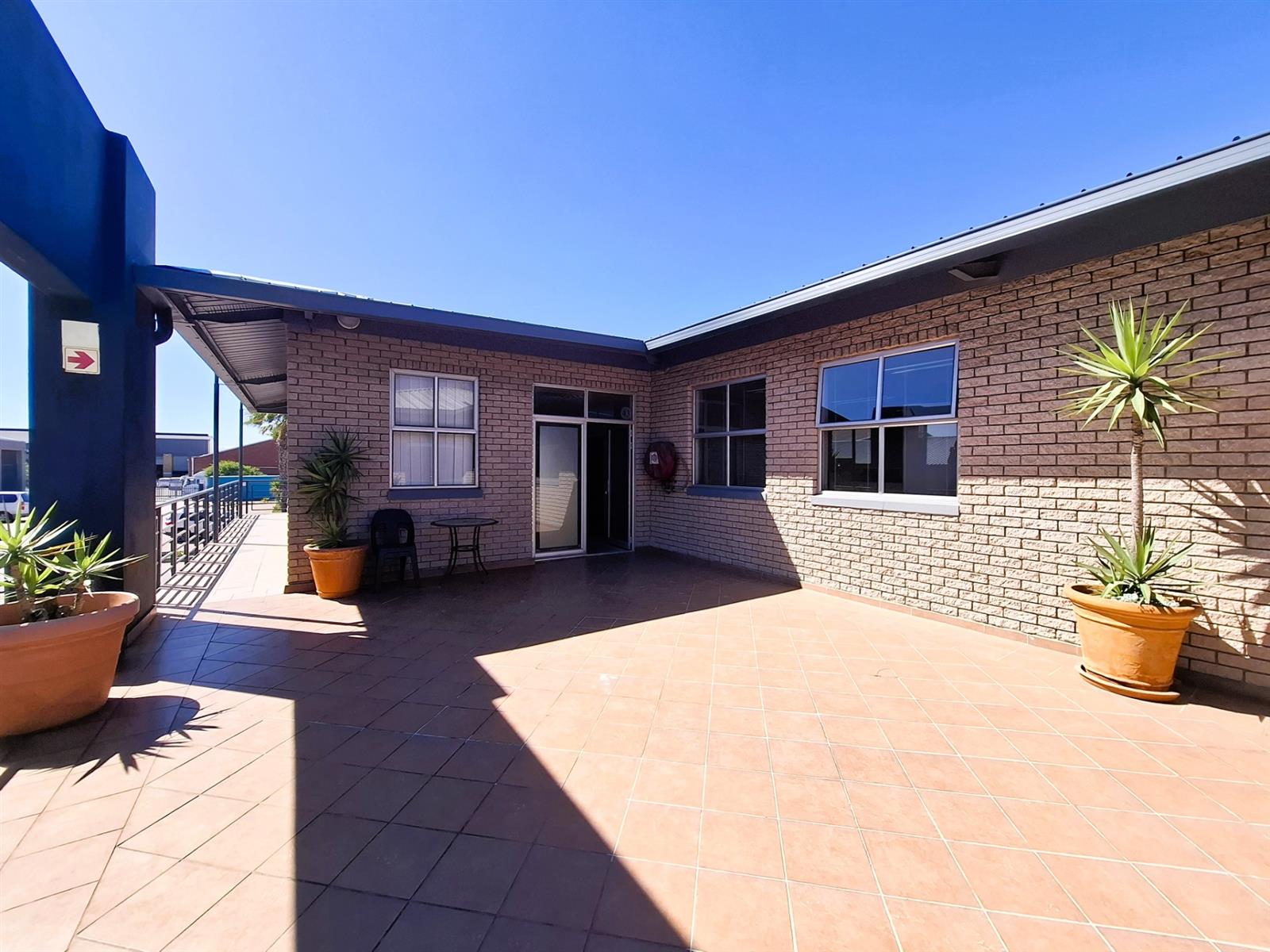 Office To Let in Montague Gardens