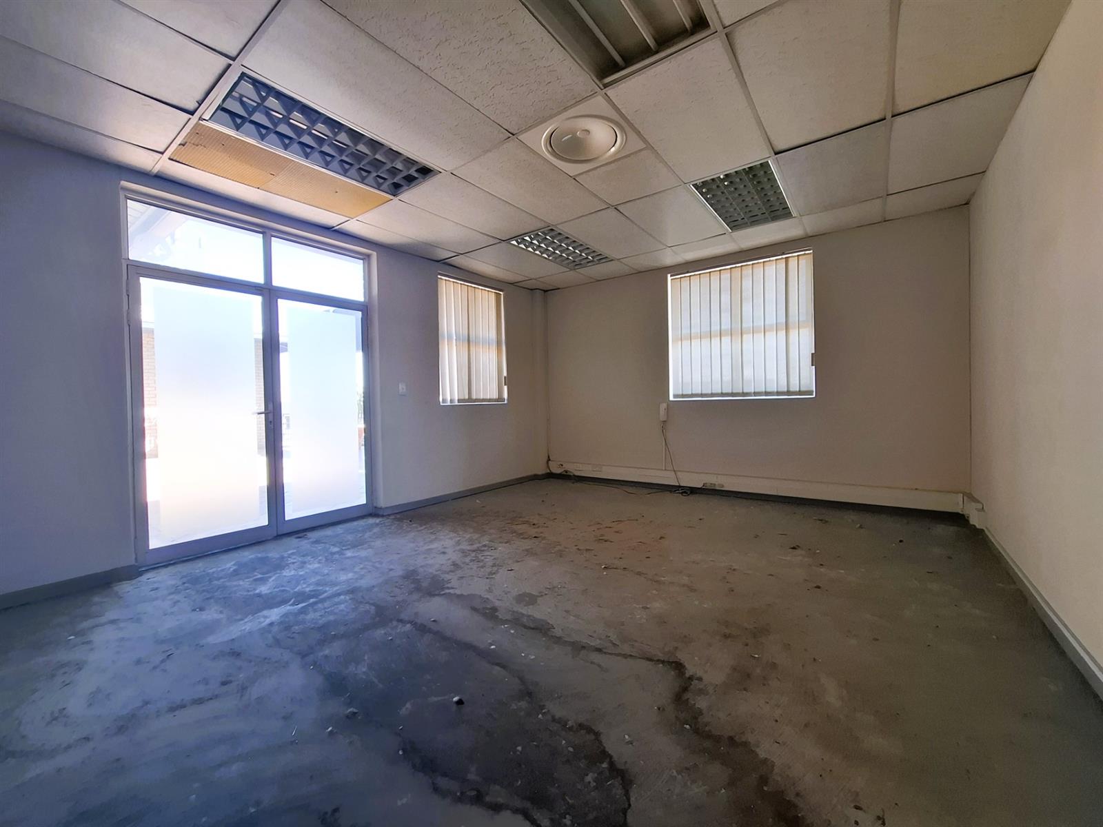 Office To Let in Montague Gardens