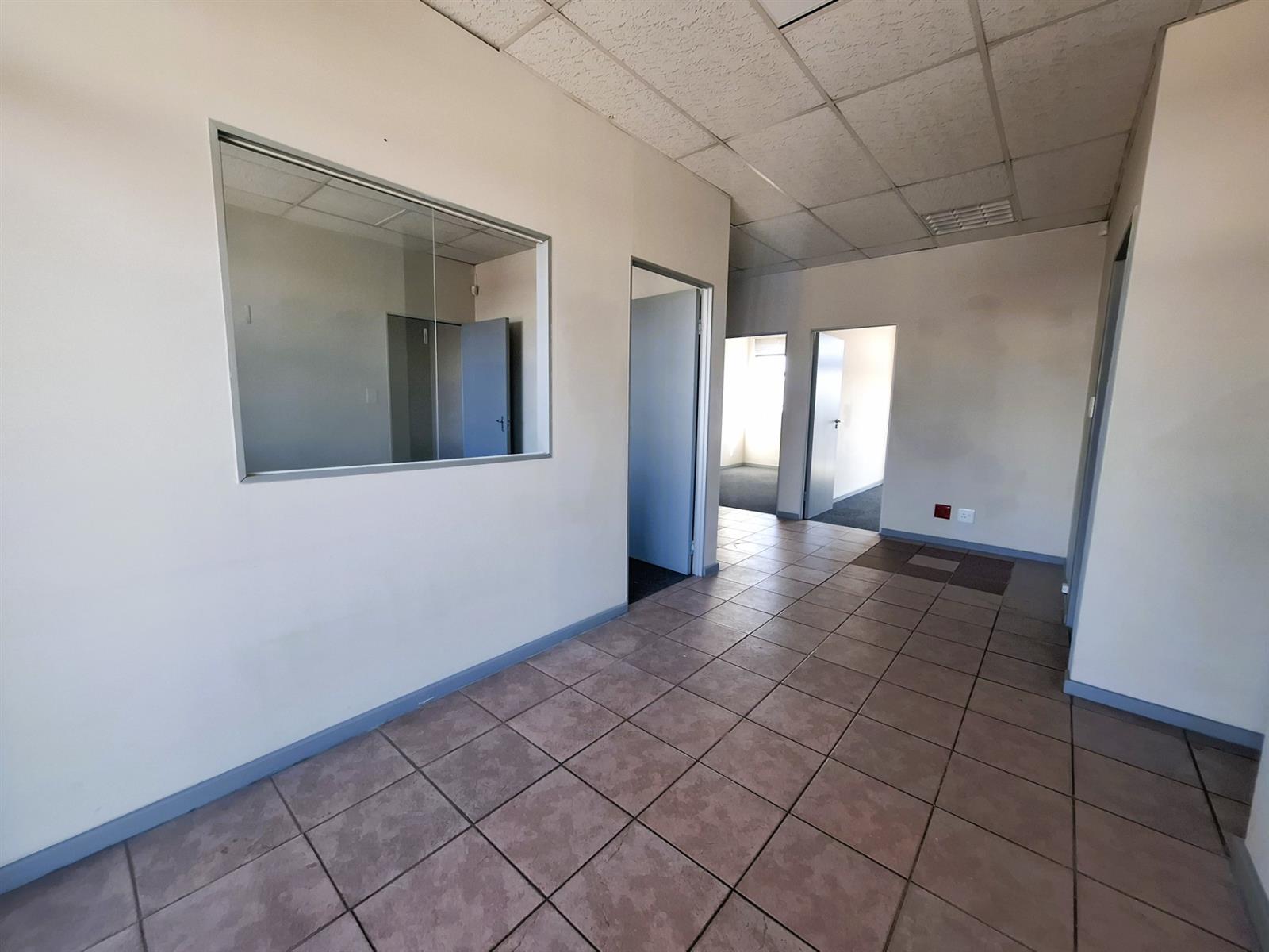 Office To Let in Montague Gardens