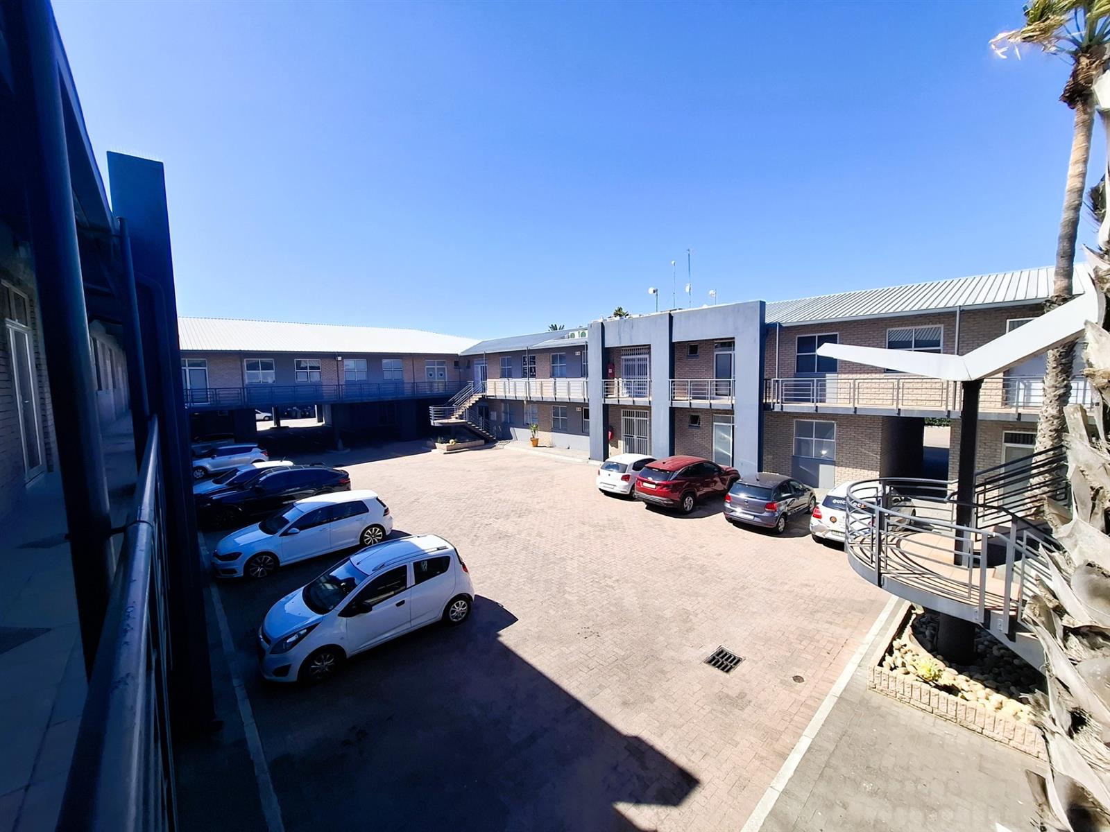 Office To Let in Montague Gardens