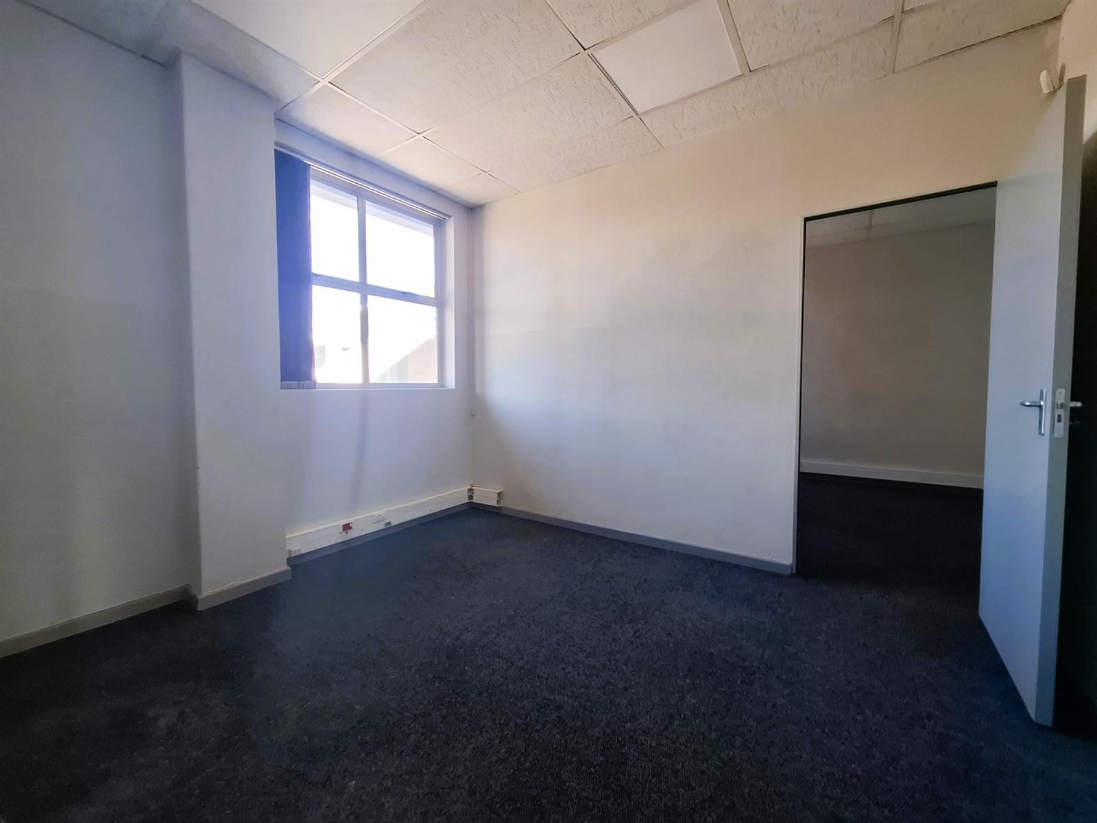 Office To Let in Montague Gardens