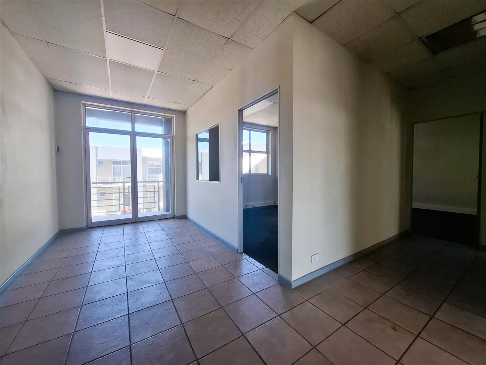 Office To Let in Montague Gardens