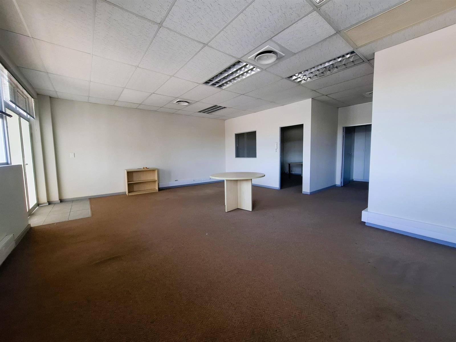 Office To Let in Montague Gardens