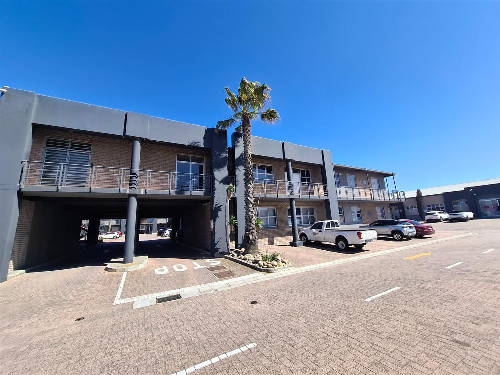 Office To Let in Montague Gardens