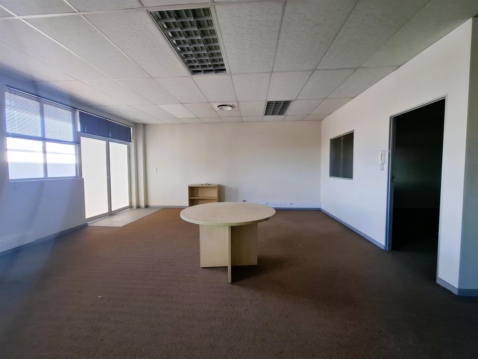 Office To Let in Montague Gardens