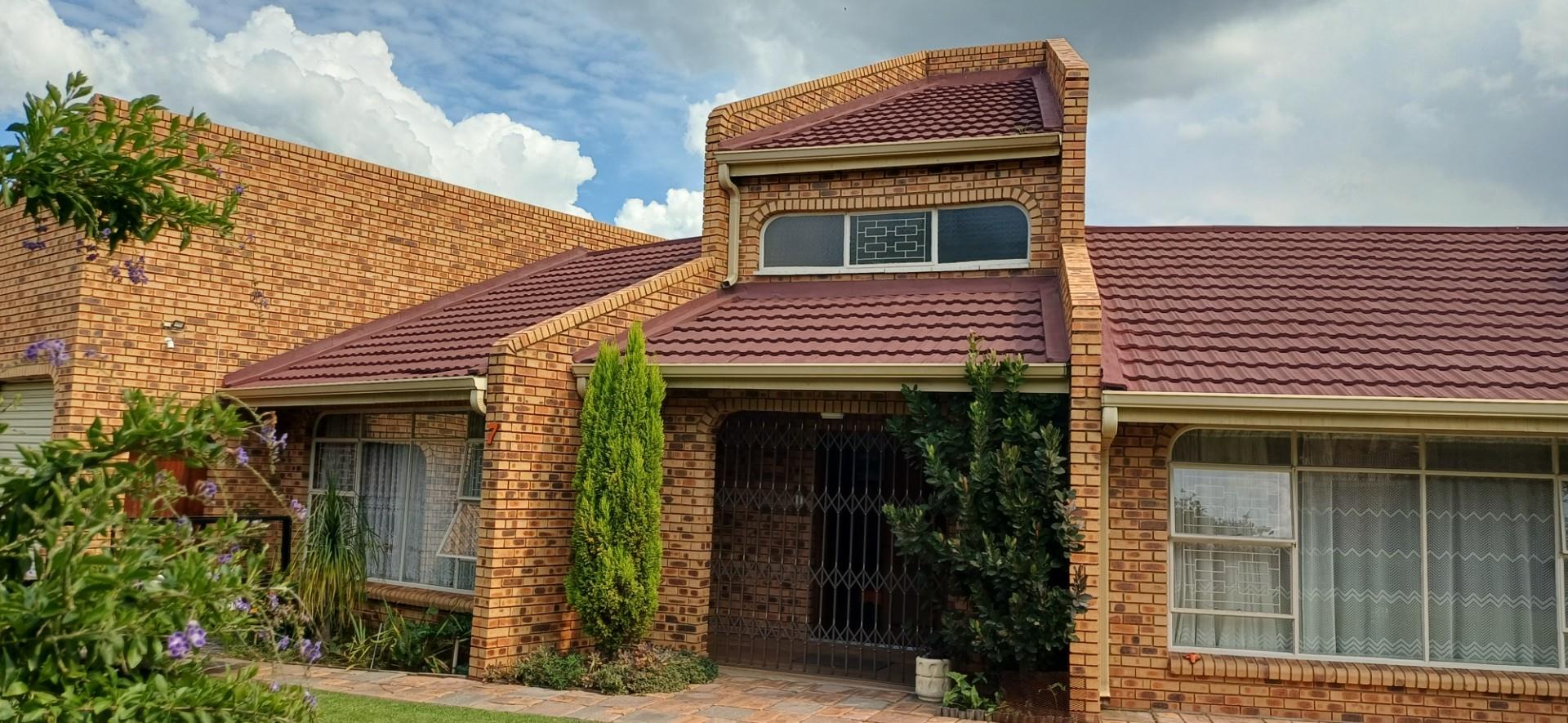 Upmarket Family Home with Private Flatlet and Entertainment Features Secunda