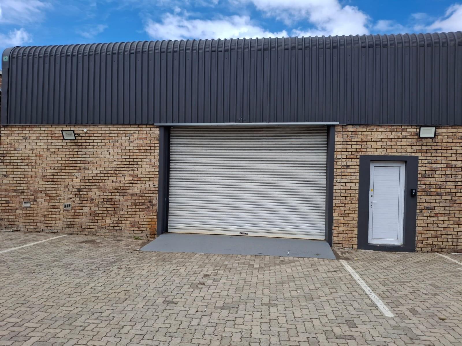 Warehouse for rent in Newton Park, Port Elizabeth, 860 m²