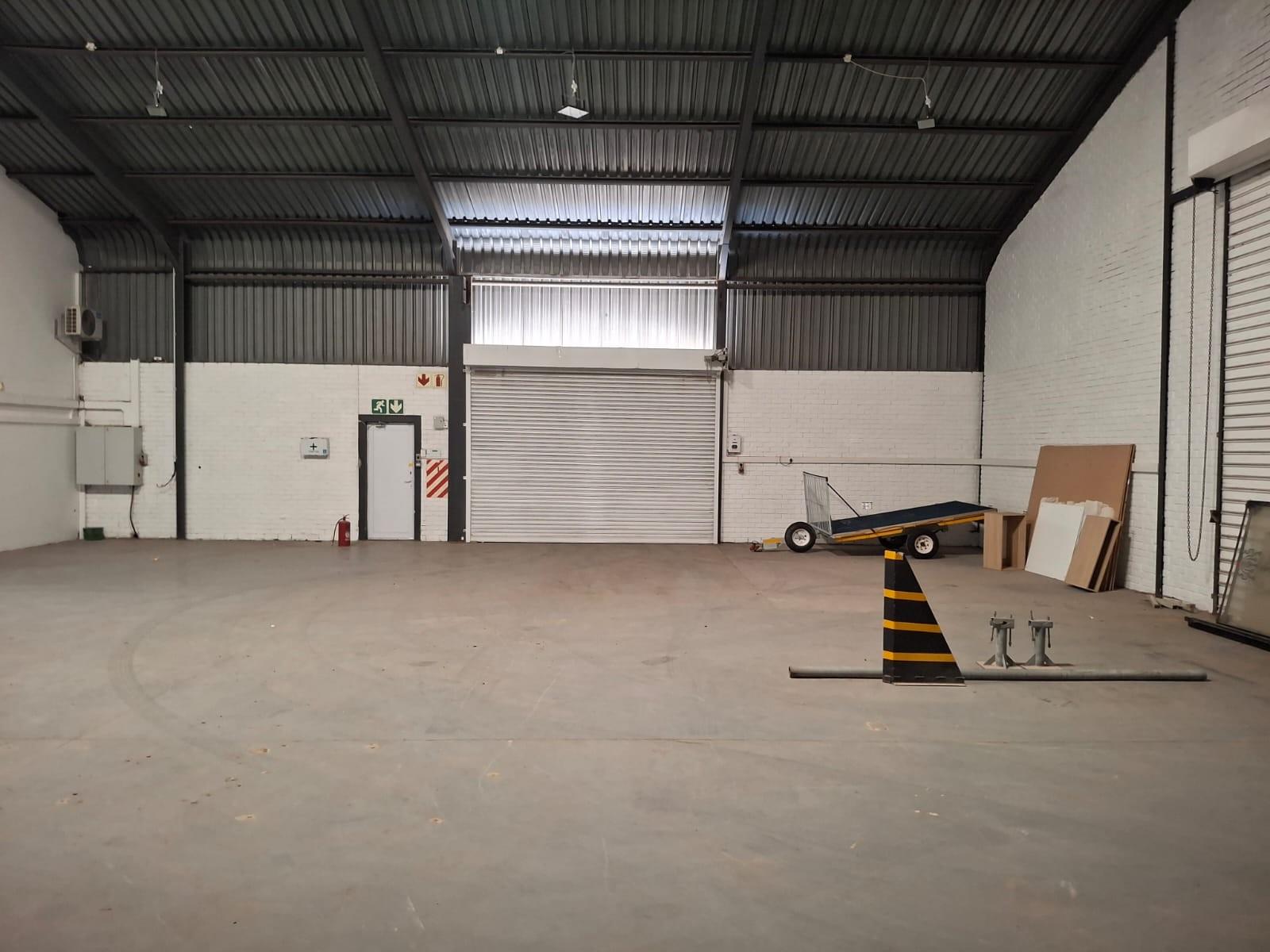 Warehouse for rent in Newton Park, Port Elizabeth, 860 m²