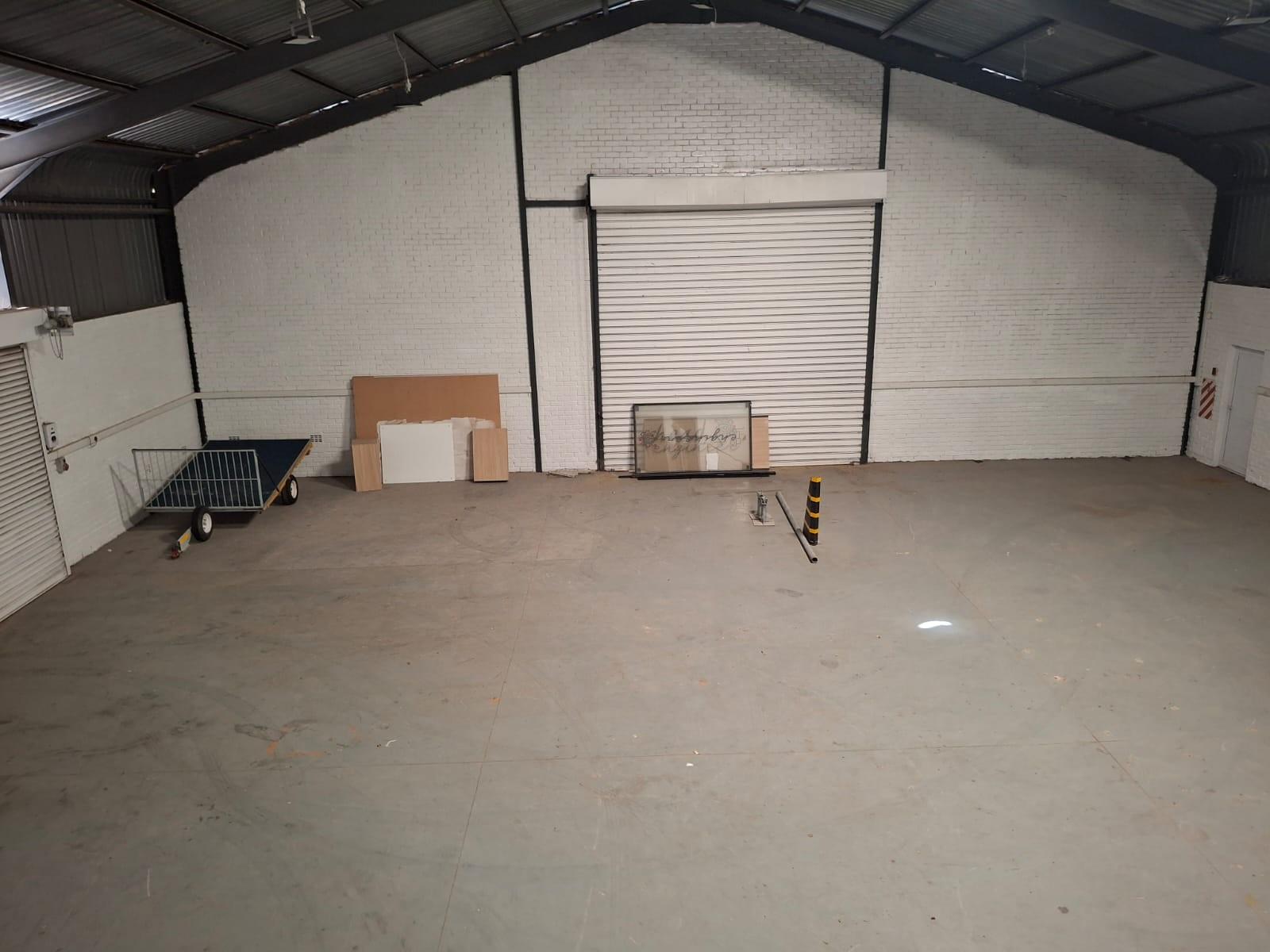 Warehouse for rent in Newton Park, Port Elizabeth, 860 m²