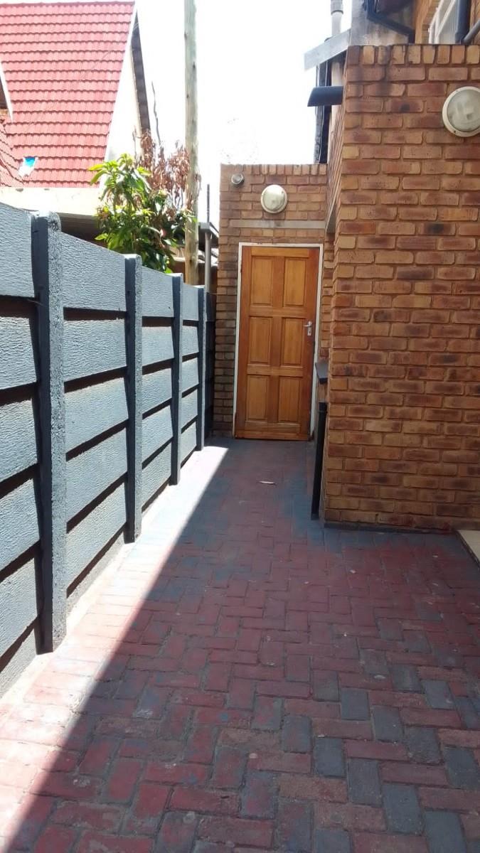 6 Bed Family Home for sale in Actonville