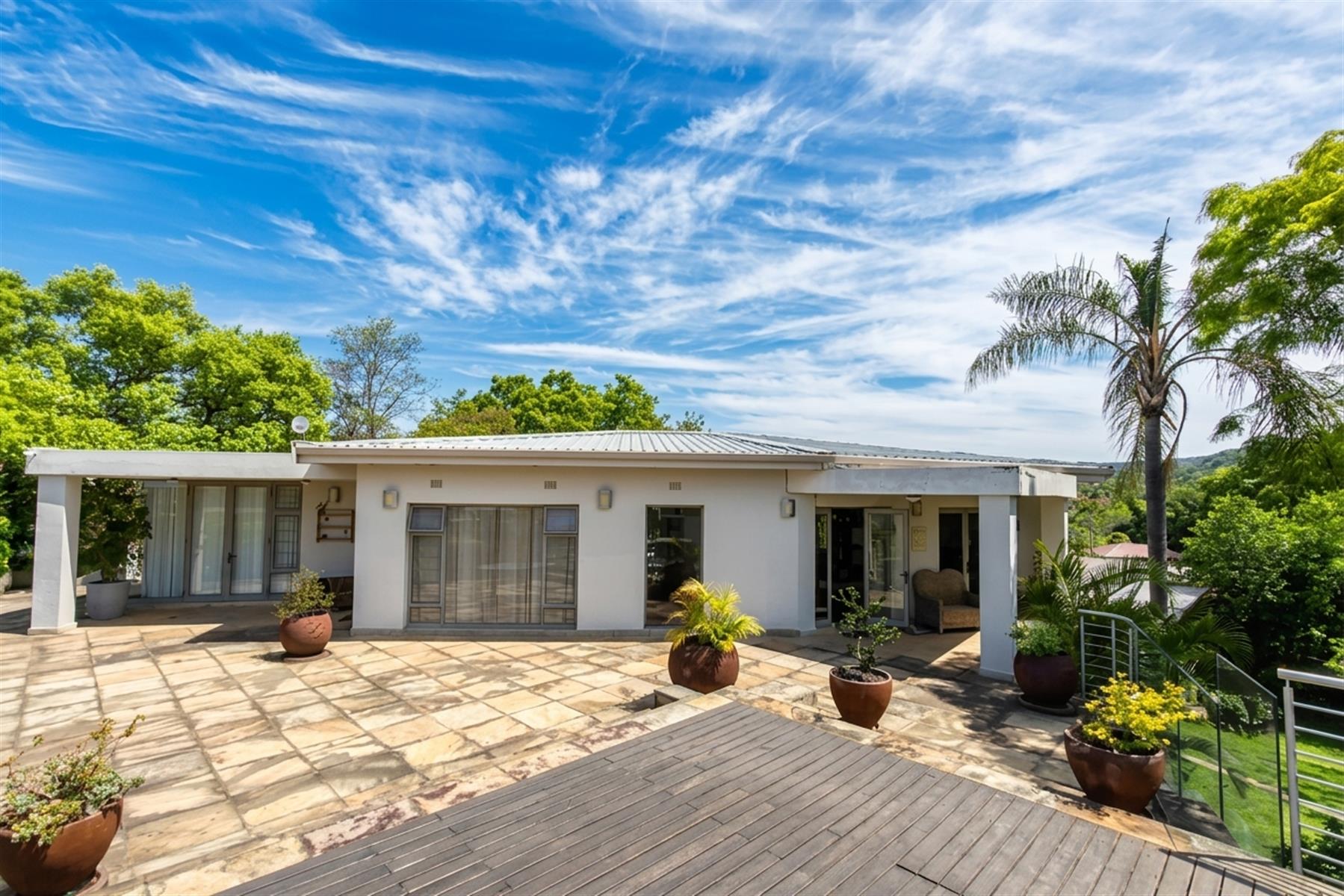 3 bedroom 3 bathroom House with 2 flatlets. CONTEMPORARY DESIGN!! STUNNING VIEWS!!!