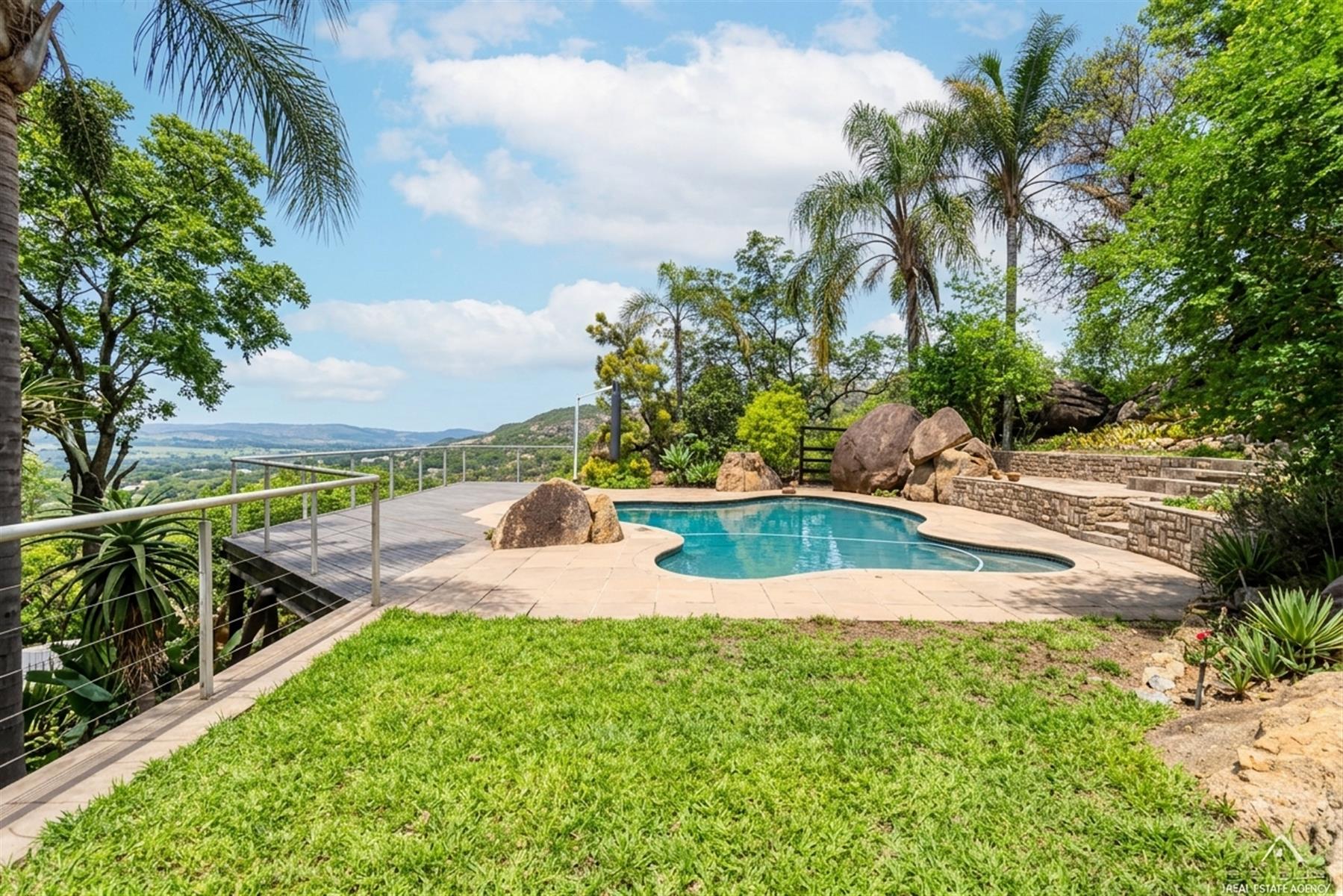 3 bedroom 3 bathroom House with 2 flatlets. CONTEMPORARY DESIGN!! STUNNING VIEWS!!!