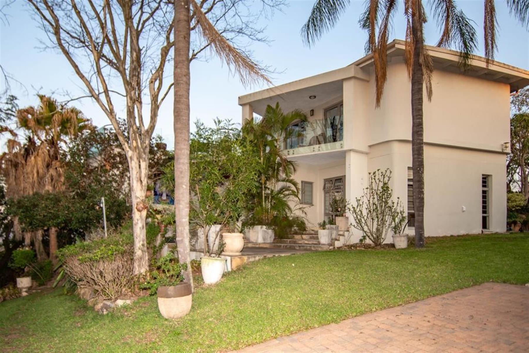 3 bedroom 3 bathroom House with 2 flatlets. CONTEMPORARY DESIGN!! STUNNING VIEWS!!!