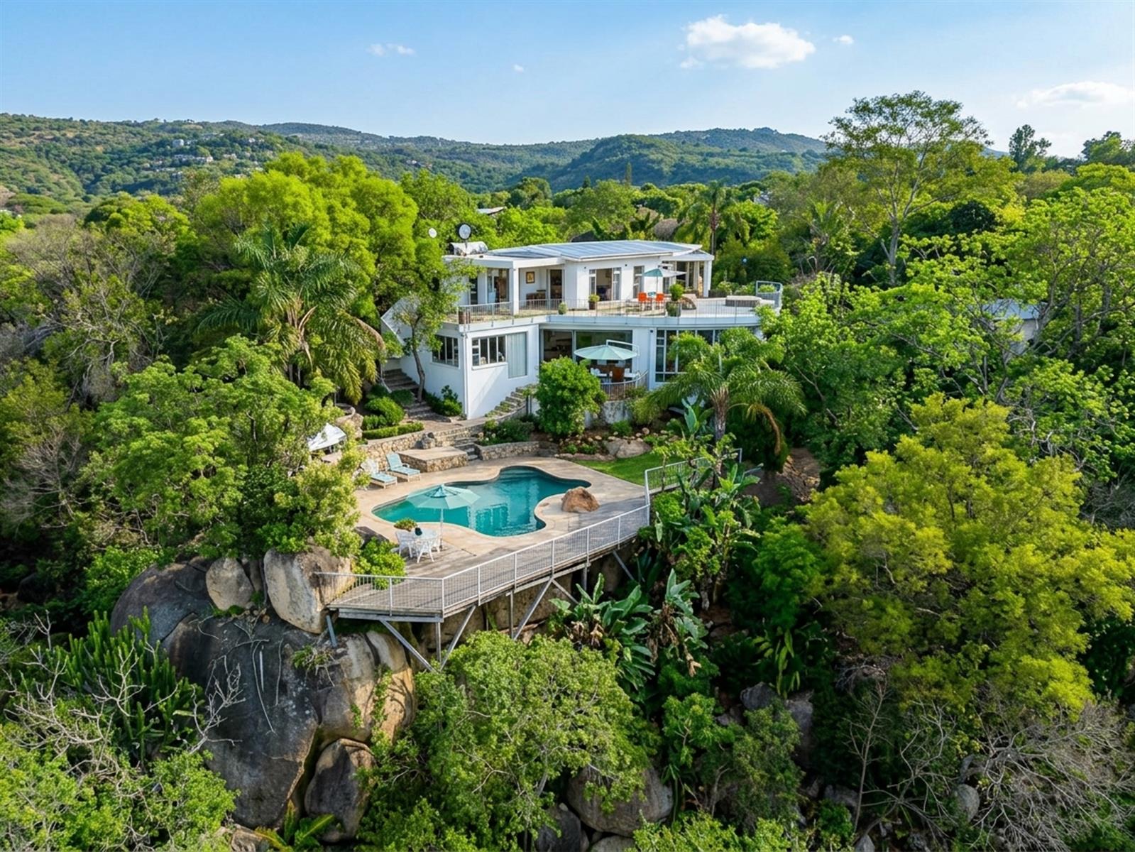 3 bedroom 3 bathroom House with 2 flatlets. CONTEMPORARY DESIGN!! STUNNING VIEWS!!!