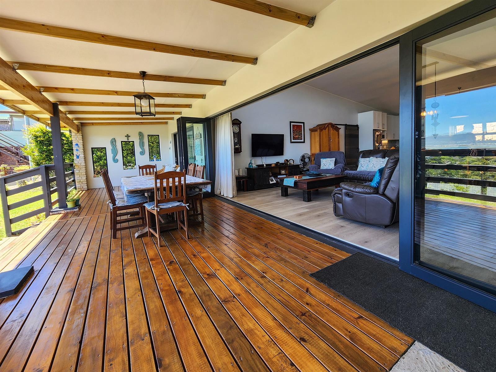 MODERN HOME, TRANQUIL VIEWS.