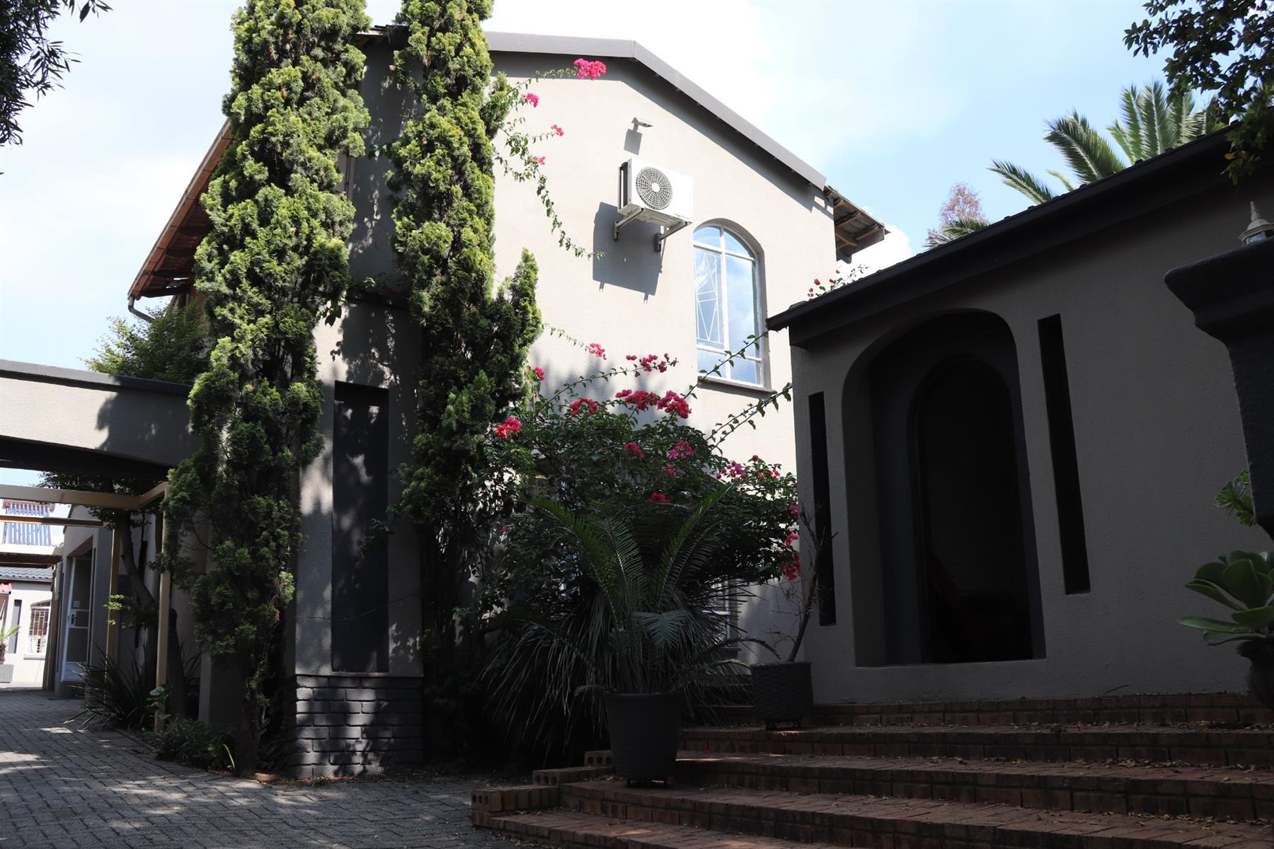 Exceptional 8-Bedroom Residence with Pool, Flatlet, 3 Kitchens in Secunda