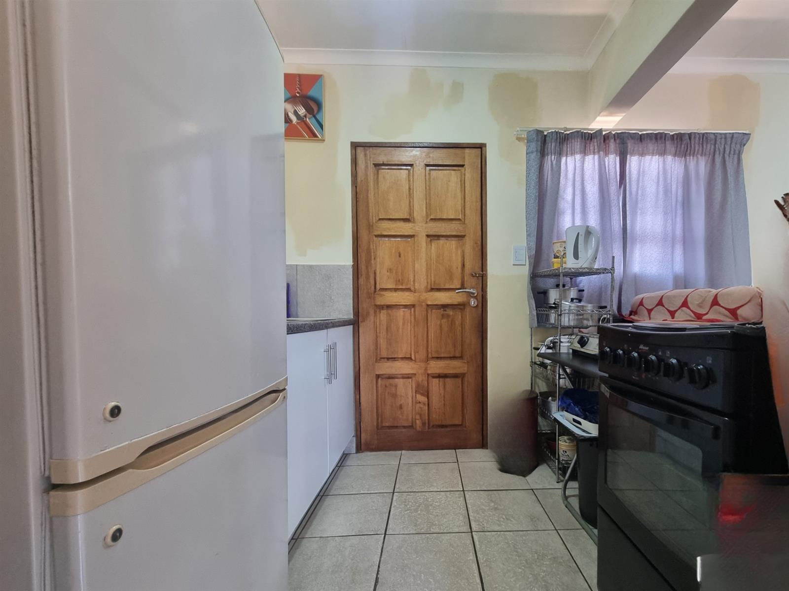 Dawn Park 3 bedroom house in secure enclosure