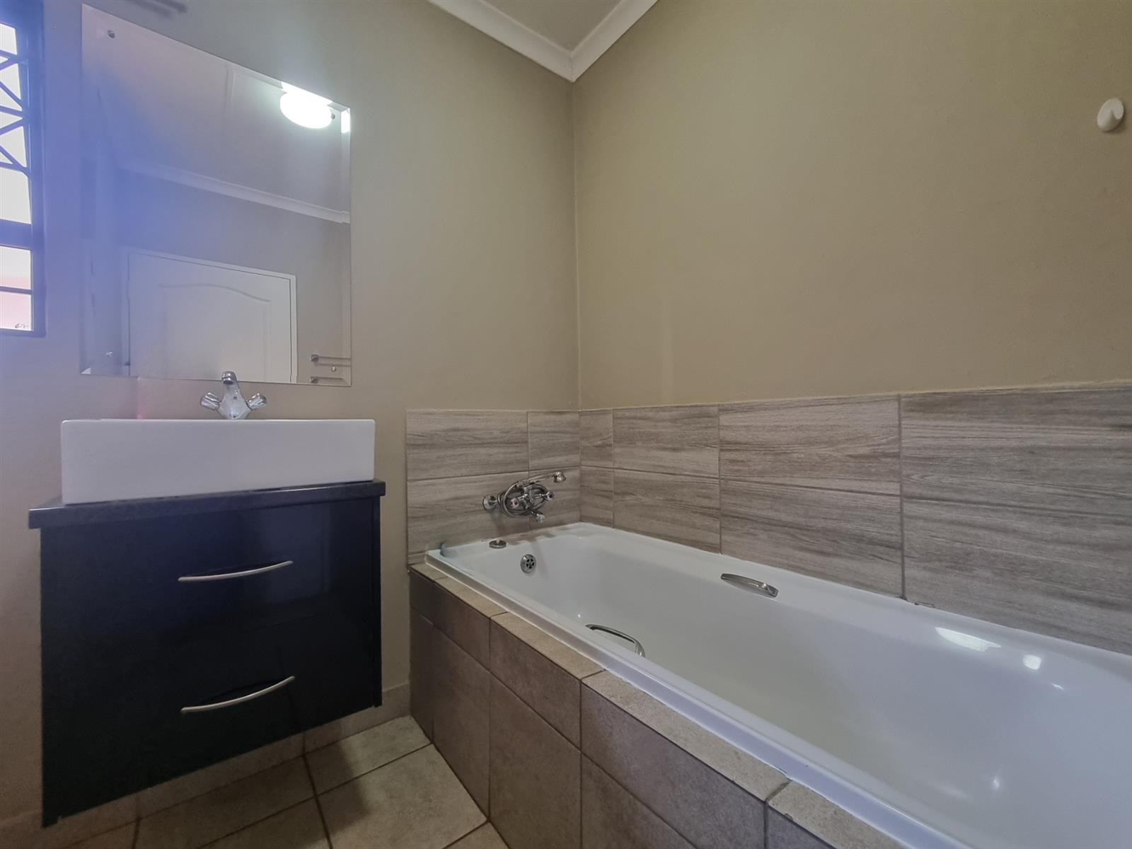 Dawn Park 3 bedroom house in secure enclosure