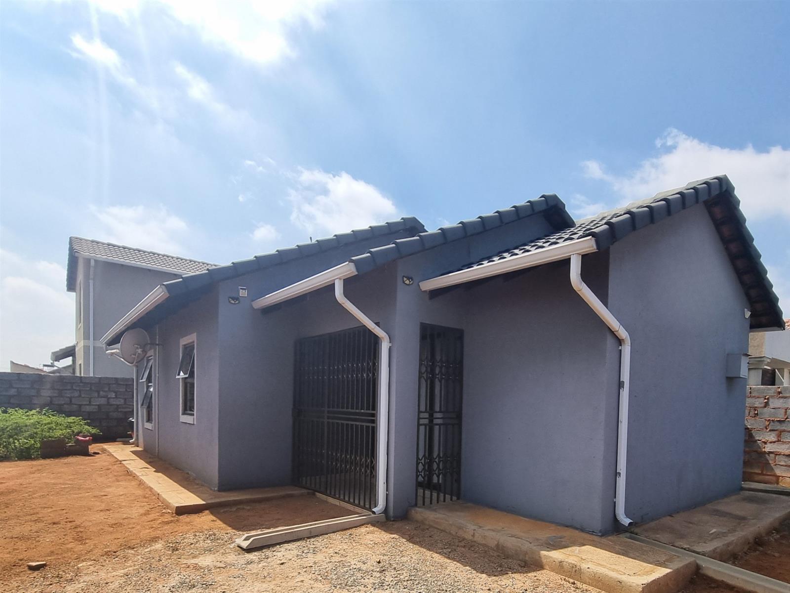 Dawn Park 3 bedroom house in secure enclosure