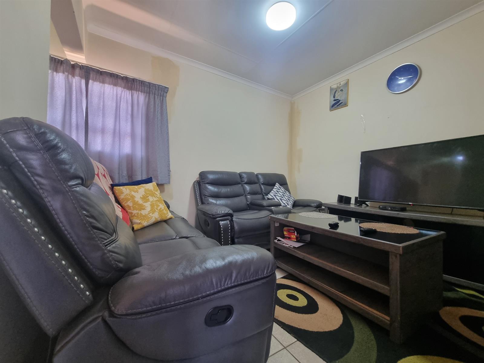 Dawn Park 3 bedroom house in secure enclosure