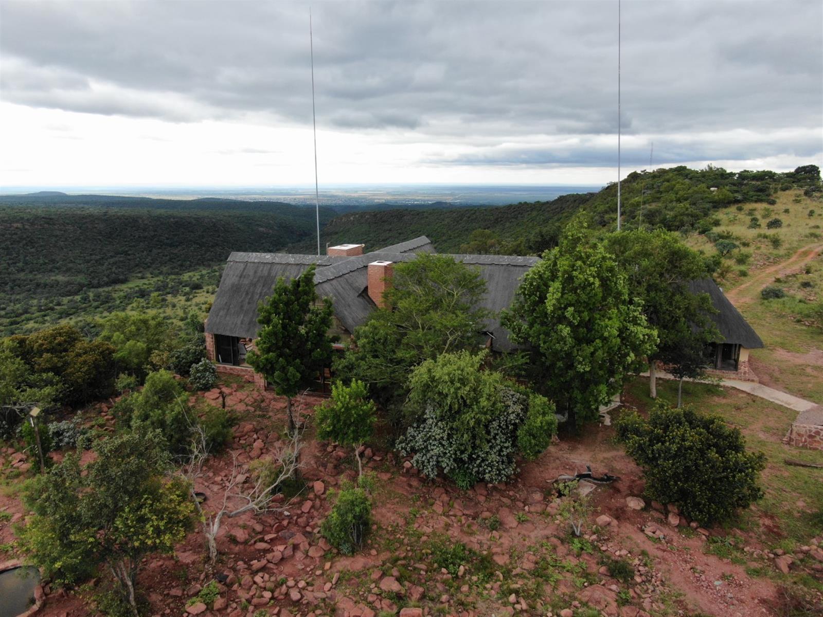 Rock-Built 3-Bedroom House with En-Suite Cottage - 1000 ha Private Nature Reserve, Bela Bela