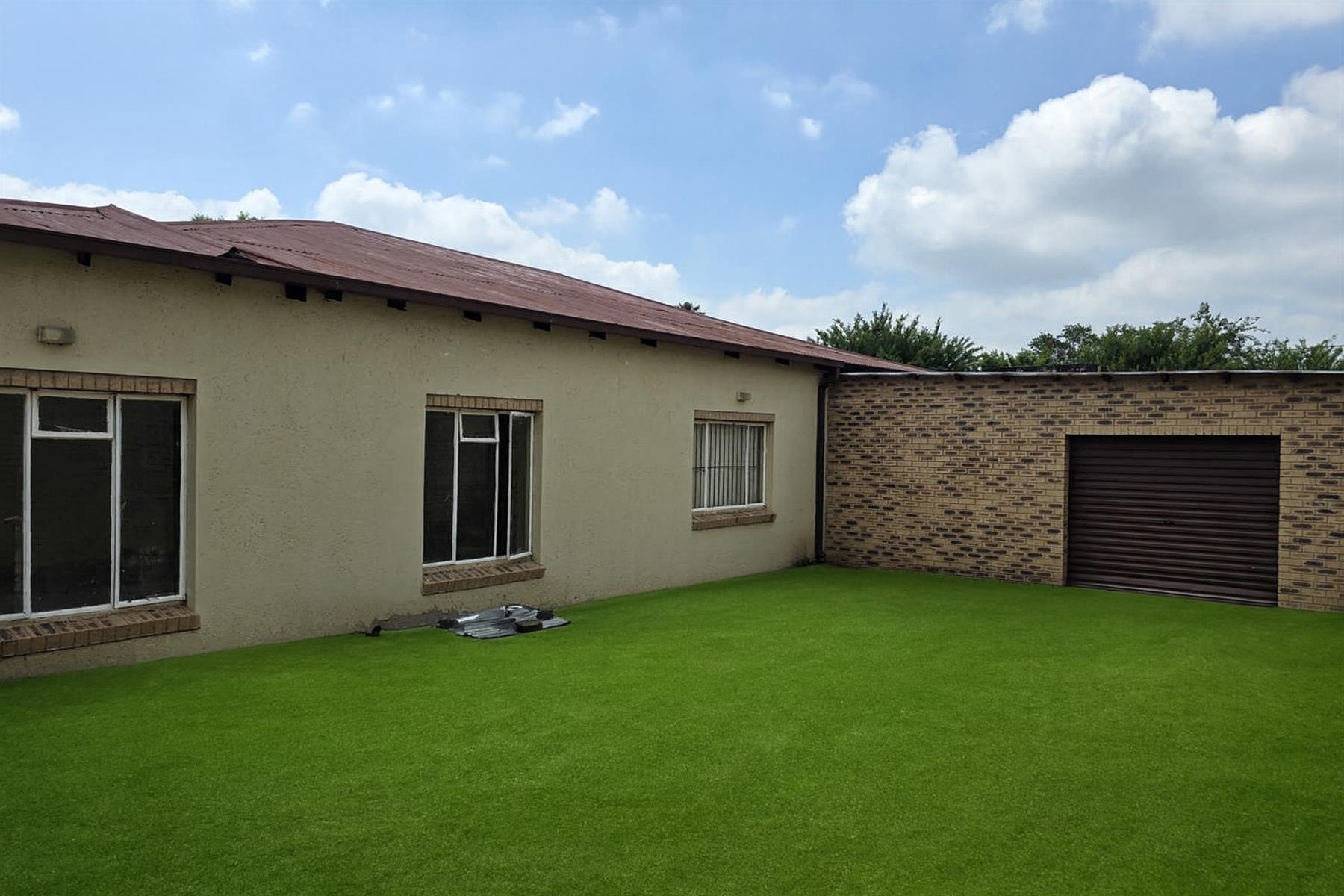 INTERESTED INVESTORS MIXED RESIDENTIAL ON A MASSIVE STAND HUGE HOUSE PLUS 7 UNIT A COMPLEX