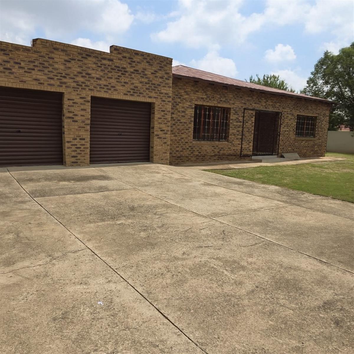 INTERESTED INVESTORS MIXED RESIDENTIAL ON A MASSIVE STAND HUGE HOUSE PLUS 7 UNIT A COMPLEX
