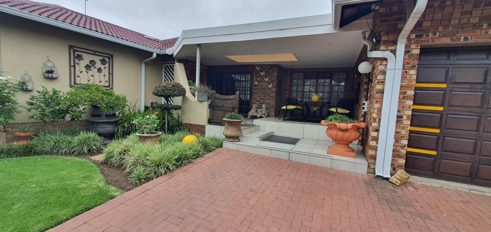 Elegant Family Home with Spacious Flat, Pool and Work-From-Home Offices