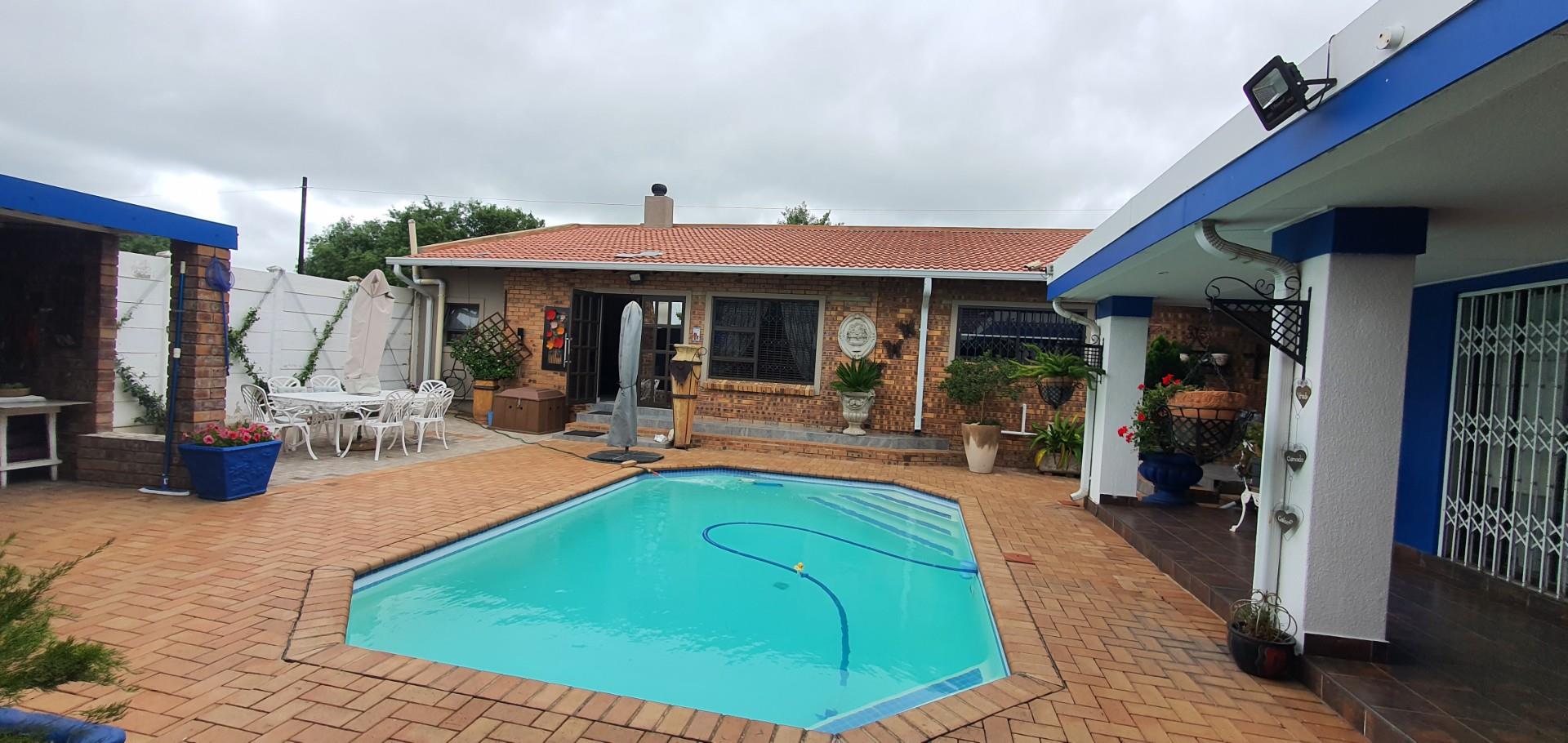 Elegant Family Home with Spacious Flat, Pool and Work-From-Home Offices