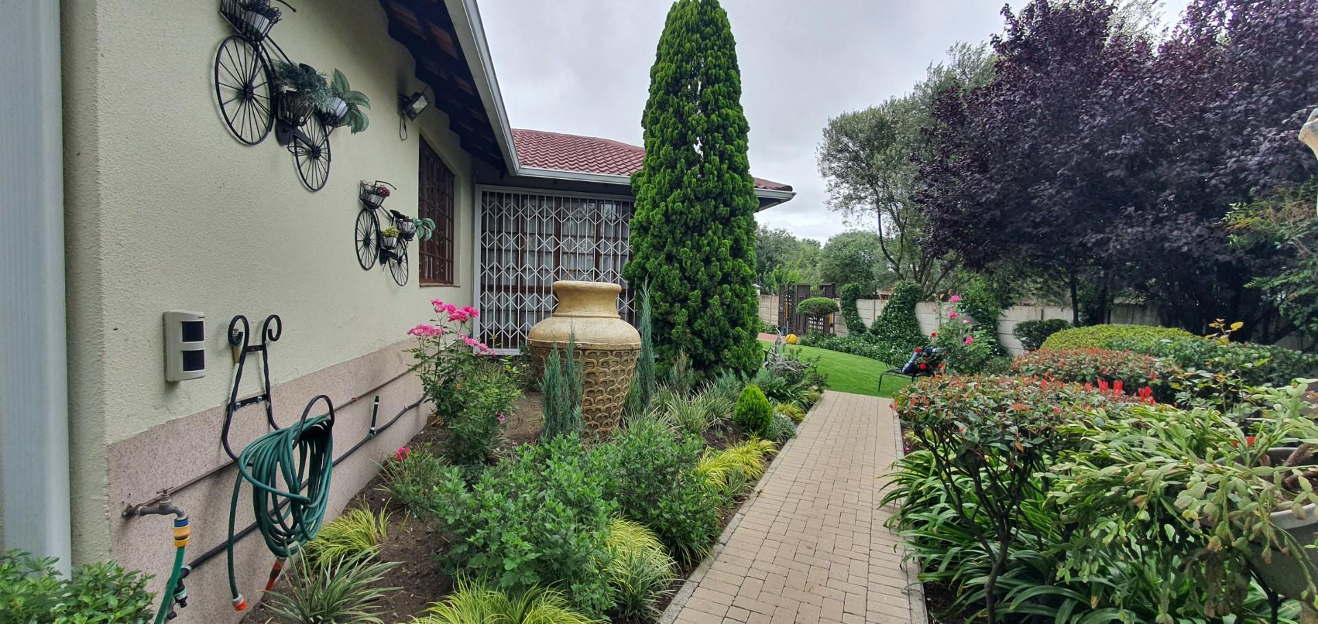 Elegant Family Home with Spacious Flat, Pool and Work-From-Home Offices