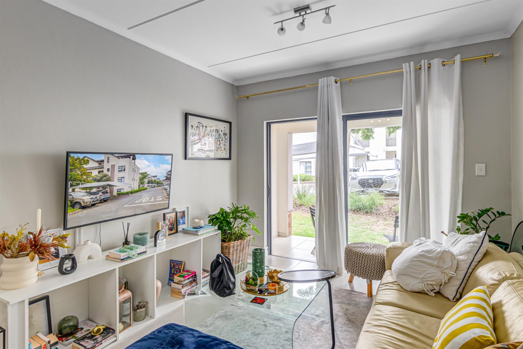Newly renovated 1 Bedroom Ground Floor Unit for sale in Dainfern