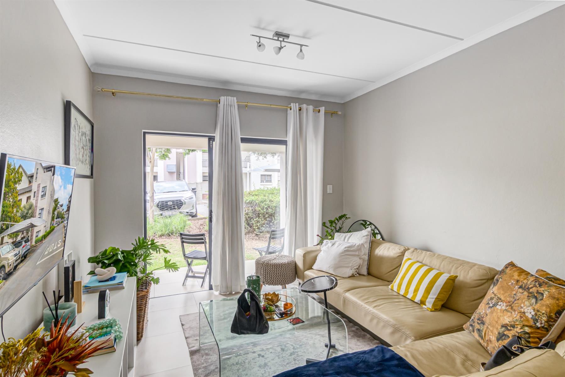 Newly renovated 1 Bedroom Ground Floor Unit for sale in Dainfern