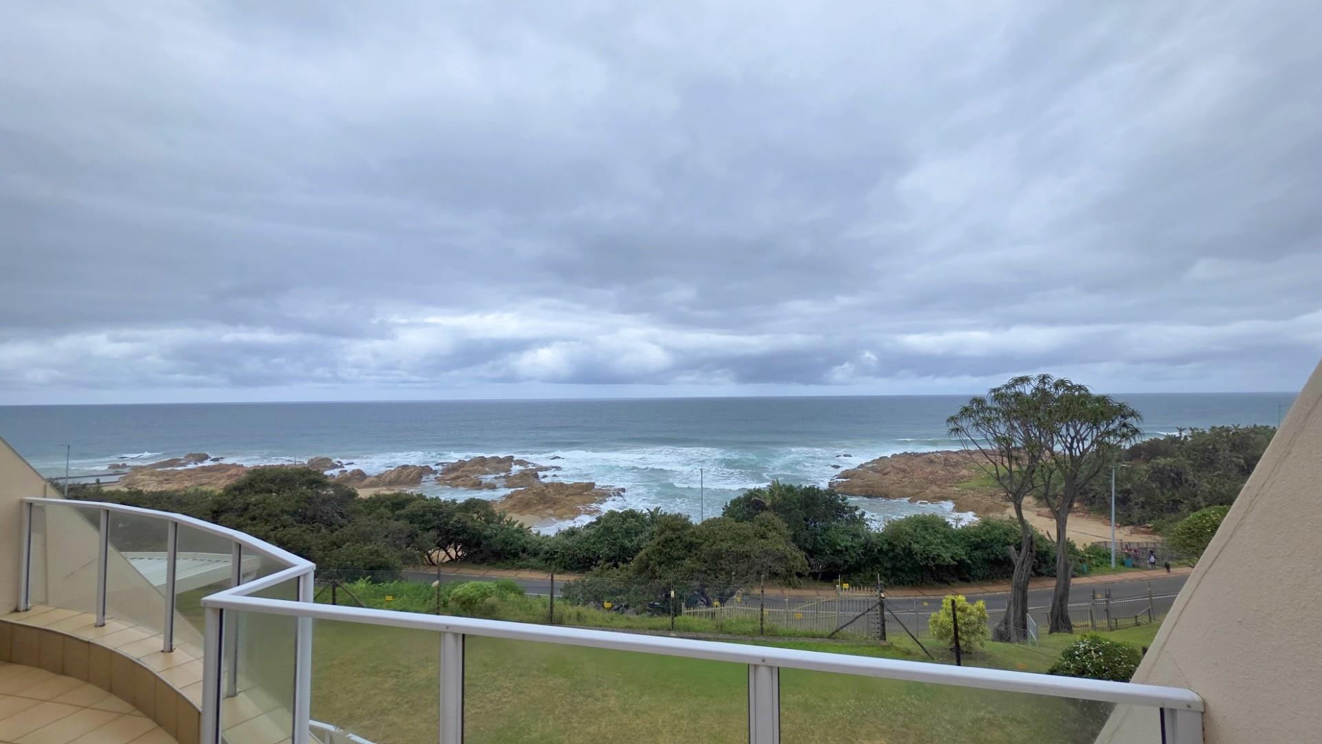Beachfront 2 bedroom, 2 bathroom groundfloor apartment in Lawrence Rocks