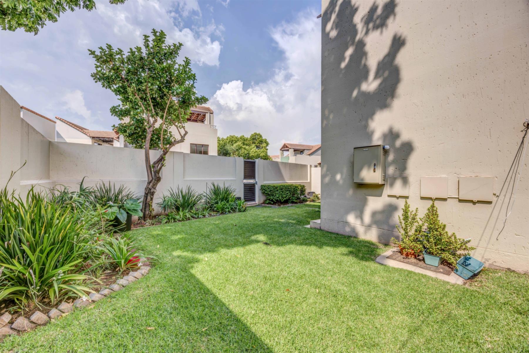 Beautiful One Bedroom Garden Apartment In Cara Bianca, Broadacres