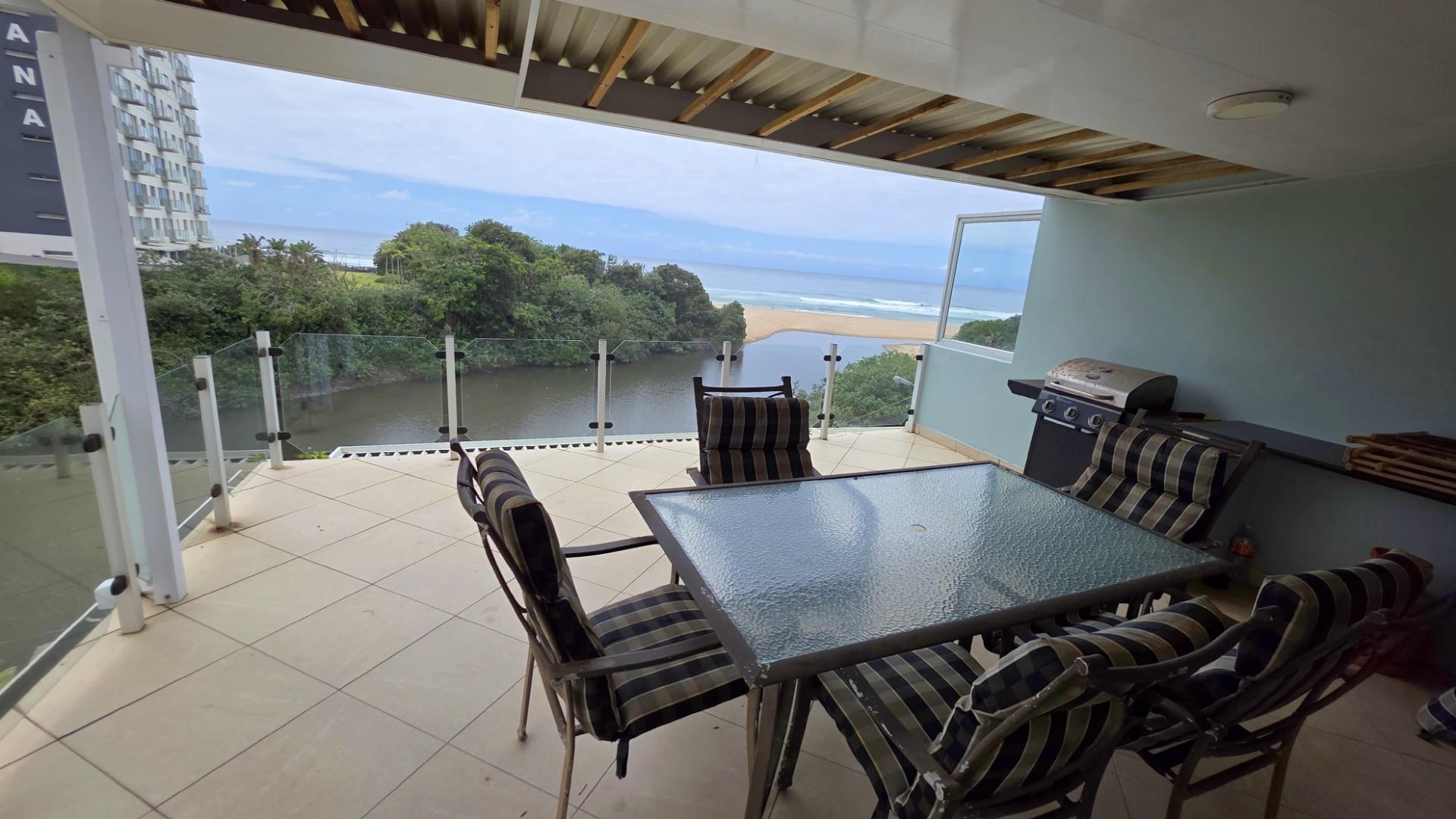 Spacious 3 bedroom beachfront Apartment on Margate Beachfront