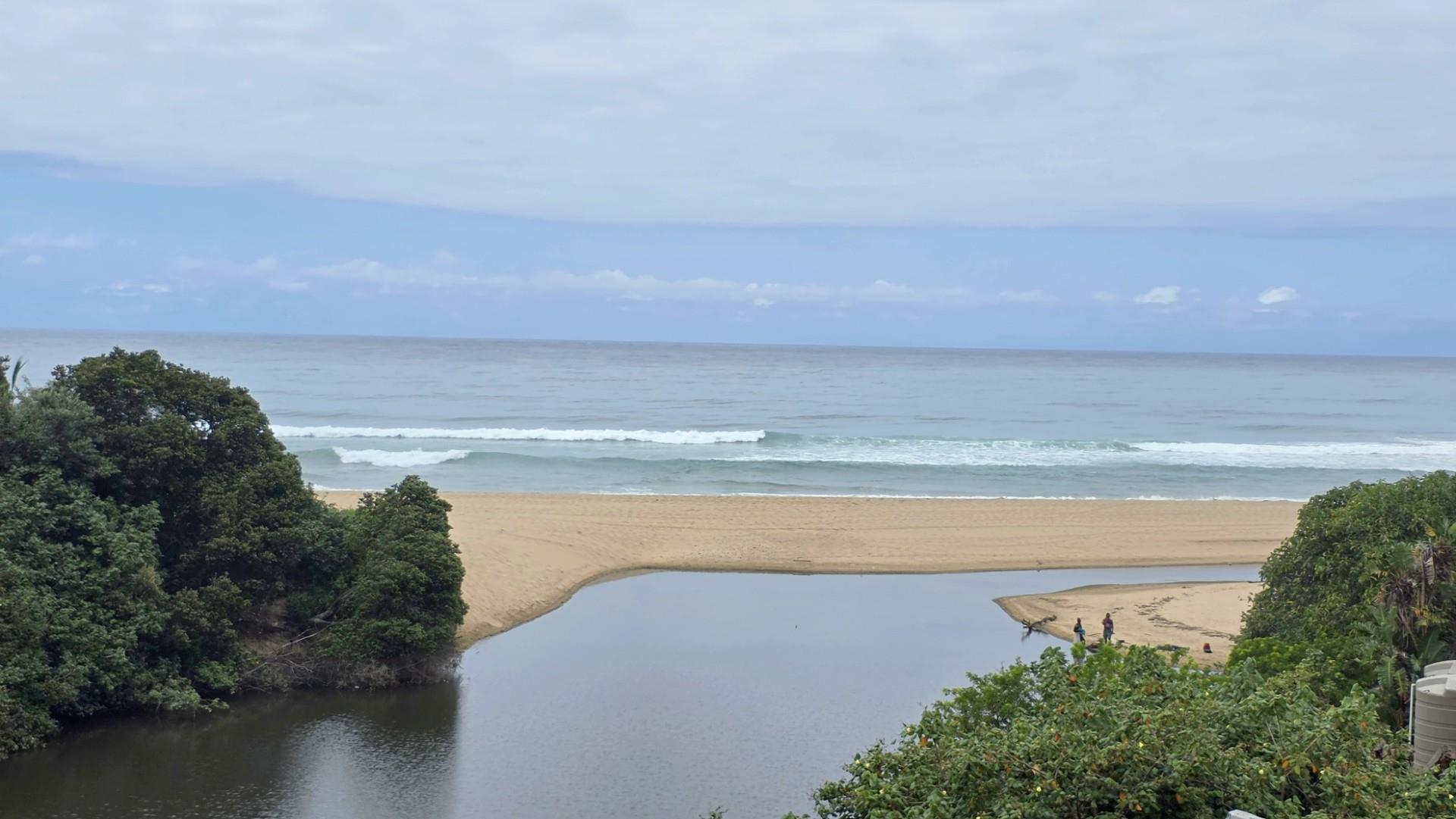 Spacious 3 bedroom beachfront Apartment on Margate Beachfront