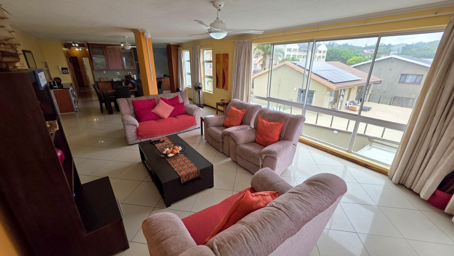 Spacious 3 bedroom beachfront Apartment on Margate Beachfront